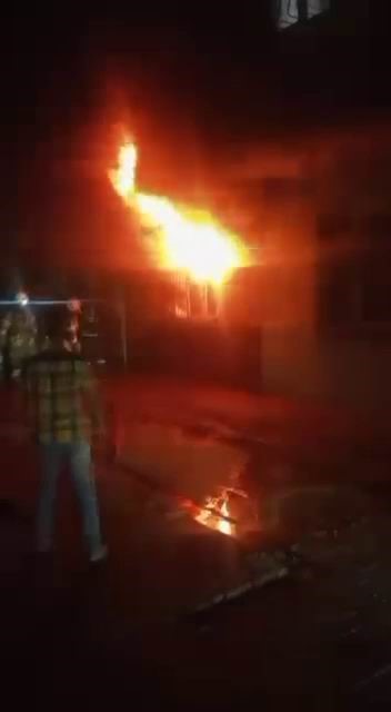 DİYARBAKIR’IN BAĞLAR İLÇESİNDE BİR APARTMANIN ZEMİN KATINDA ÇIKAN YANGIN PANİĞE NEDEN OLDU.