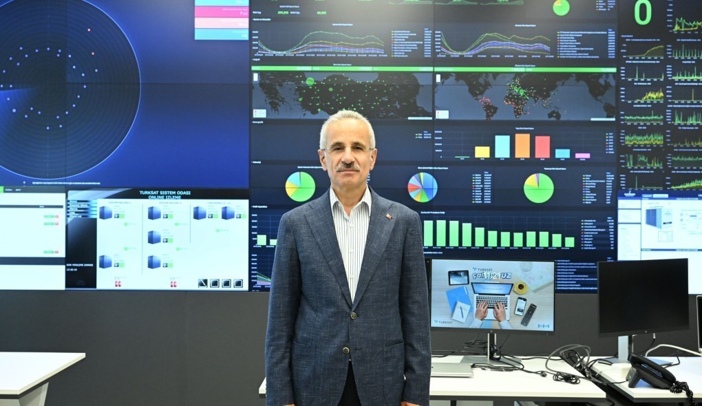ULAŞTIRMA VE ALTYAPI BAKANI ABDULKADİR URALOĞLU, "ELEKTRONİK HABERLEŞME SEKTÖRÜNDE YATIRIMLAR GEÇEN YILIN AYNI DÖNEMİNE GÖRE YÜZDE 86,9 ARTARAK 55,6 MİLYAR LİRAYA YÜKSELDİ. TOPLAM MOBİL ABONE SAYIMIZ 102,2 MİLYONA, GENİŞ BANT İNTERNET ABONE SAYIMIZ İSE 100,8 MİLYONA ULAŞTI" DEDİ.