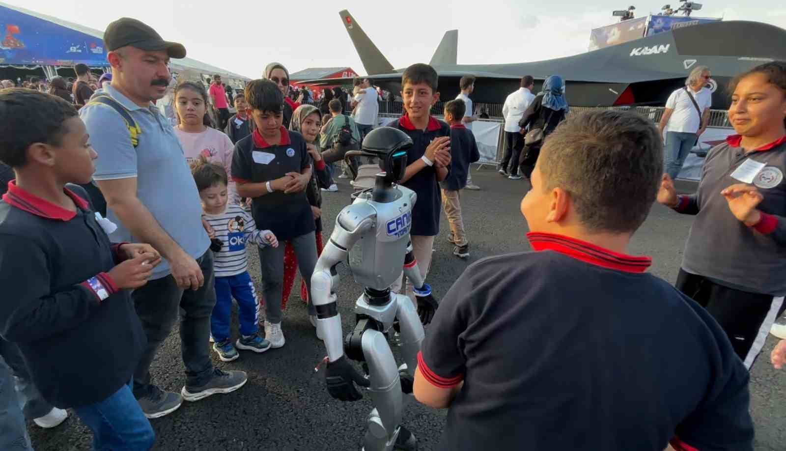 İNSANSI ROBOT FESTİVALİN İLGİ ODAĞI OLDU