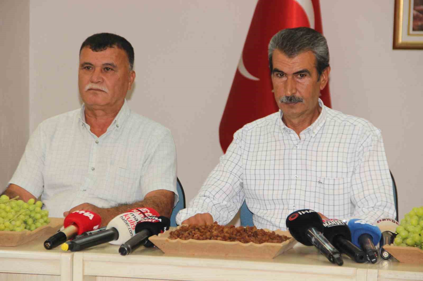 ŞEHZADELER ZİRAAT ODASI BAŞKANI HÜSEYİN ALTINDAĞ (SAĞDAKİ), ODANIN TOPLANTI SALONUNDA YAPTIĞI AÇIKLAMADA 2026-2027 SEZONUNUN ÜRETİCİLER, İŞLETMELER VE İHRACATÇILAR AÇISINDAN KAZANÇLI GEÇMESİNİ TEMENNİ EDEREK, BU YIL DOĞAL AFETLERİN ÖNCEKİ YILLARA GÖRE DAHA AZ YAŞANMASININ REKOLTEYİ ARTIRDIĞINI SÖYLEDİ.