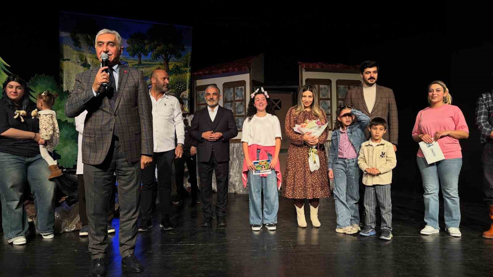 ERZURUM’DA ÇOCUKLARA SU BİLİNCİNİ AŞILAMAYI HEDEFLEYEN "SU MUHAFIZI DURU" ADLI TİYATRO OYUNU, DÜZENLENEN İLK GÖSTERİMİYLE SEYİRCİDEN BÜYÜK BEĞENİ TOPLADI.