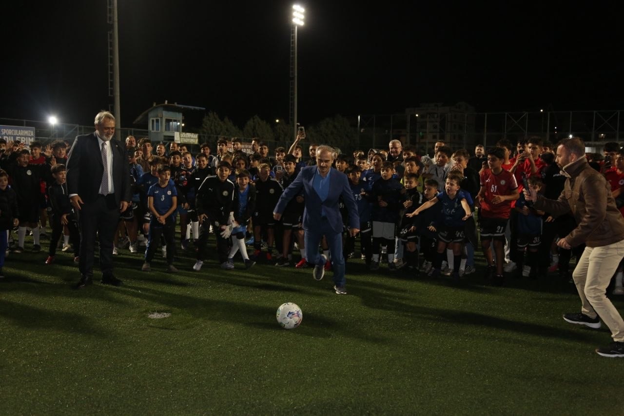 ÇAYIROVA KULÜPLER BİRLİĞİ TARAFINDAN DÜZENLENEN PROGRAMLA İLÇEDEKİ AMATÖR SPOR KULÜPLERİNİN YENİ SEZONU AÇILDI.