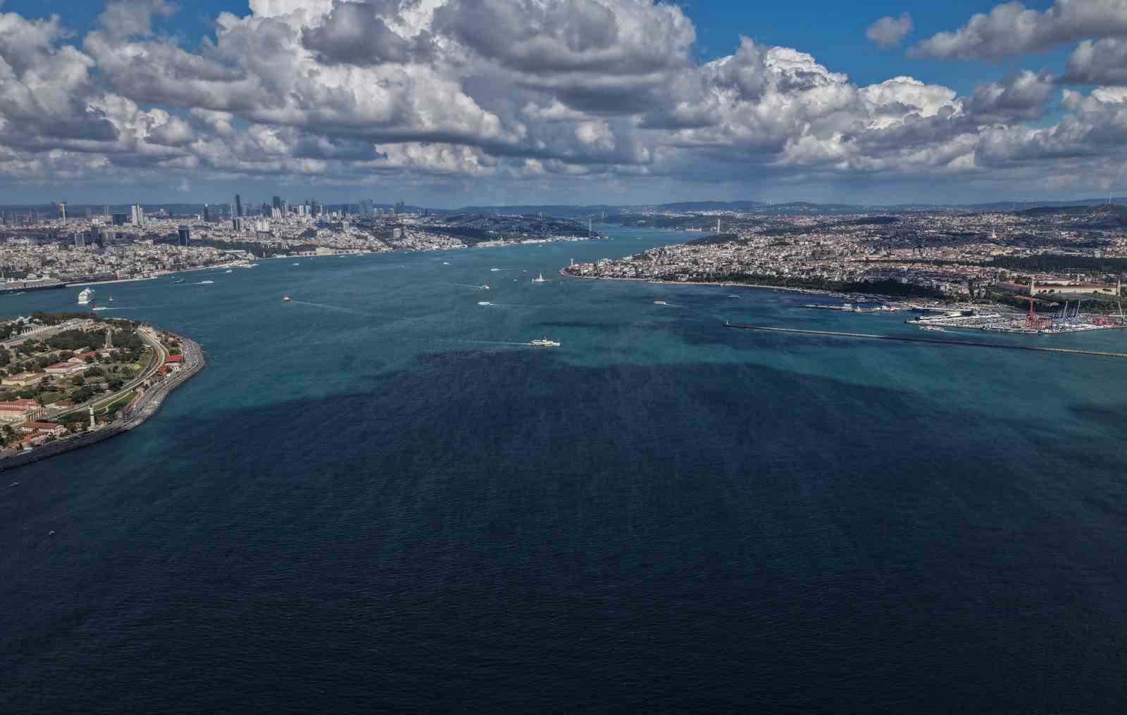İSTANBUL’DA SON GÜNLERDE ETKİLİ OLAN YAĞIŞLARIN ARDINDAN İSTANBUL BOĞAZI’NDA ALG PATLAMASI MEYDANA GELDİ, BOĞAZ’IN MASMAVİ SULARININ TURKUAZA BÜRÜNDÜ