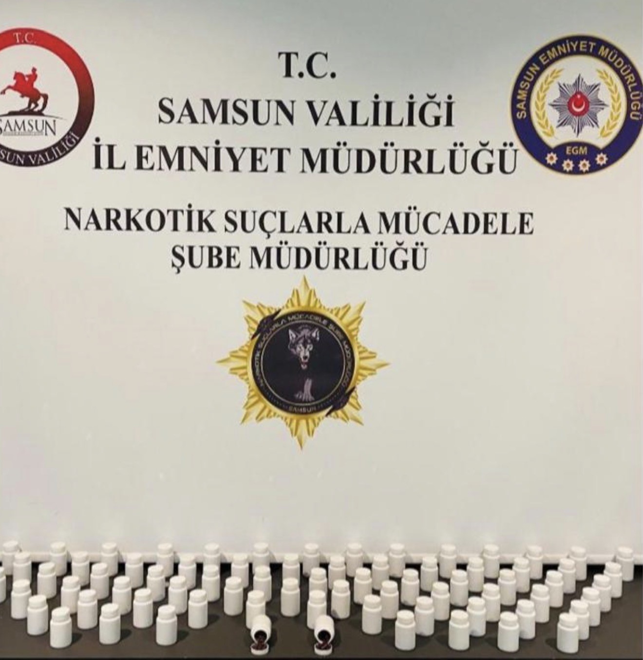 SAMSUN’DA POLİS EKİPLERİNCE DÜZENLENEN UYUŞTURUCU OPERASYONLARINDA 5 BİN 186 ADET SENTETİK ECZA HAP, 897 GRAM METAMFETAMİN VE ÇEŞİTLİ UYUŞTURUCU MADDELER ELE GEÇİRİLİRKEN, GÖZALTINA ALINAN 7 ŞAHIS HAKKINDA ADLİ İŞLEM BAŞLATILDI.