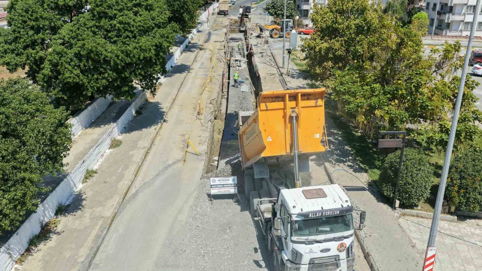 AYDIN BÜYÜKŞEHİR BELEDİYESİ TARAFINDAN SÖKE AYDIN CADDESİ’NDE YÜRÜTÜLEN 77 MİLYON TL YATIRIM BEDELLİ PROJE KAPSAMINDA 1300 METRE YAĞMUR SUYU HATTI, 30 MUAYENE BACASI VE 90 YAĞMUR SUYU IZGARASI YAPILACAK.