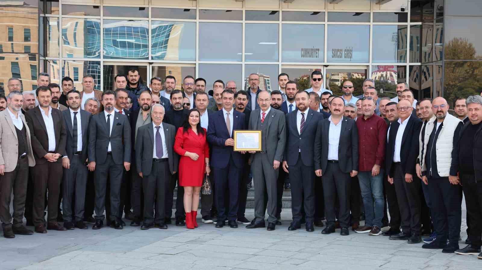 KAYSERİ TİCARET ODASI (KTO) ORGAN SEÇİMLERİNİN ARDINDAN YENİDEN SEÇİLEN YÖNETİM KURULU BAŞKANI ÖMER GÜLSOY, MECLİS BAŞKANI CENGİZ HAKAN ARSLAN, MECLİS VE KOMİTE ÜYELERİ, KOCASİNAN 1. İLÇE SEÇİM KURULU’NDAN MAZBATALARINI TÖRENLE TESLİM ALDI.