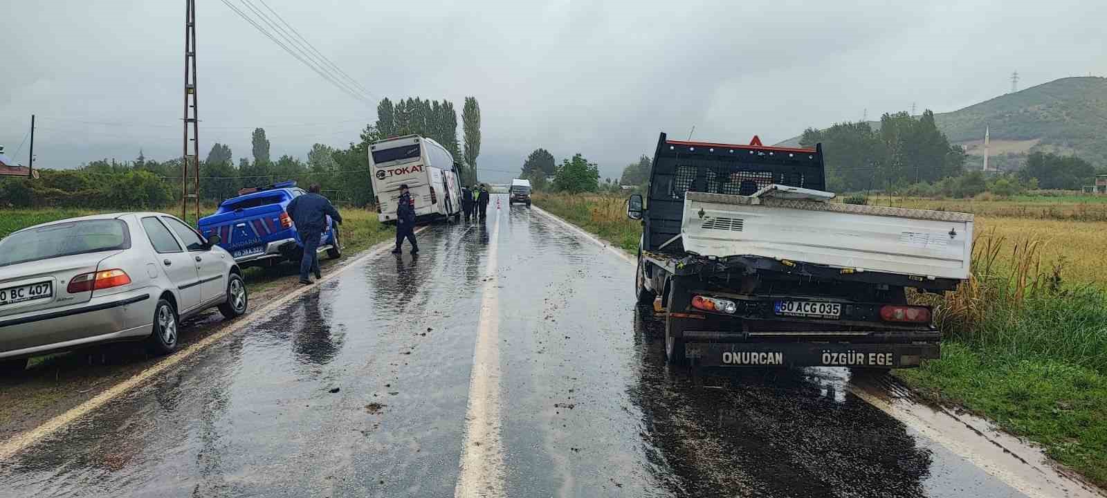 TOKAT'TA SEYİR HALİNDEKİ OTOBÜSÜN AYNI YÖNDE İLERLEYEN KAMYONA ÇARPMASIYLA 1'İ AĞIR 2 KİŞİ YARALANDI.