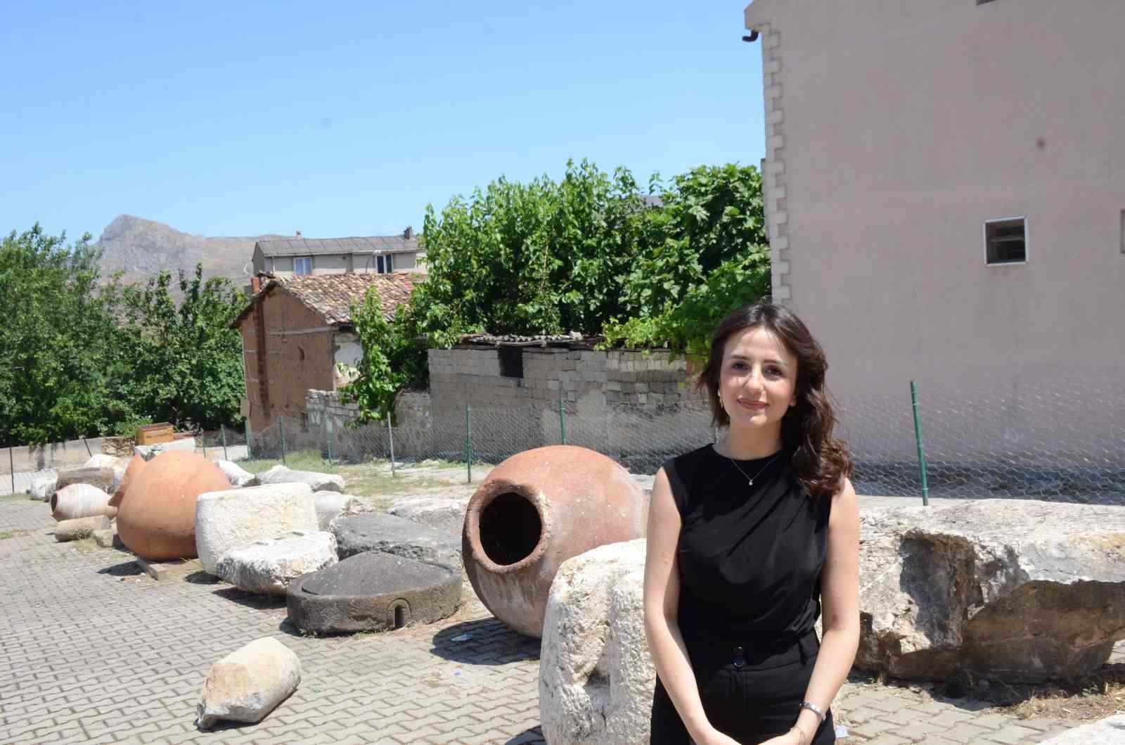 OSMANELİ BELEDİYESİ ÇALIŞANI İLAYDA ÖZKÖK, YAPILAN BİR KAZI ÇALIŞMASI SIRASINDA BULUNAN BİN 800 YILLIK KÜPÜN O DÖNEMDE BUZDOLABI OLARAK KULLANILDIĞINI SÖYLEDİ.