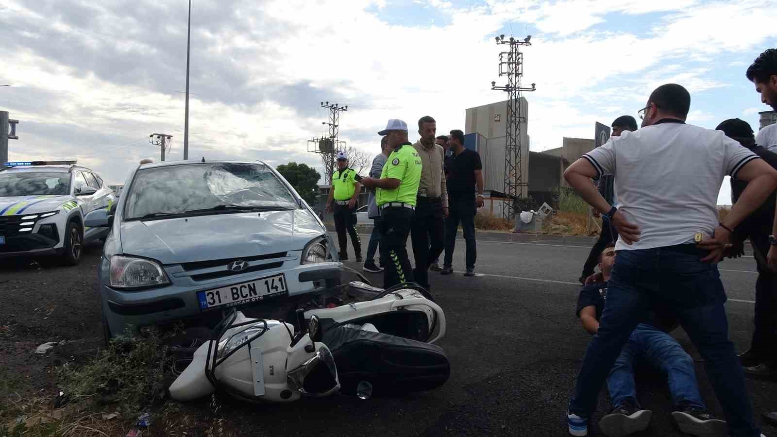 KİLİS'TE MOTOSİKLET İLE OTOMOBİLİN ÇARPIŞMASI SONUCU 1'İ AĞIR 2 KİŞİ YARALANDI.