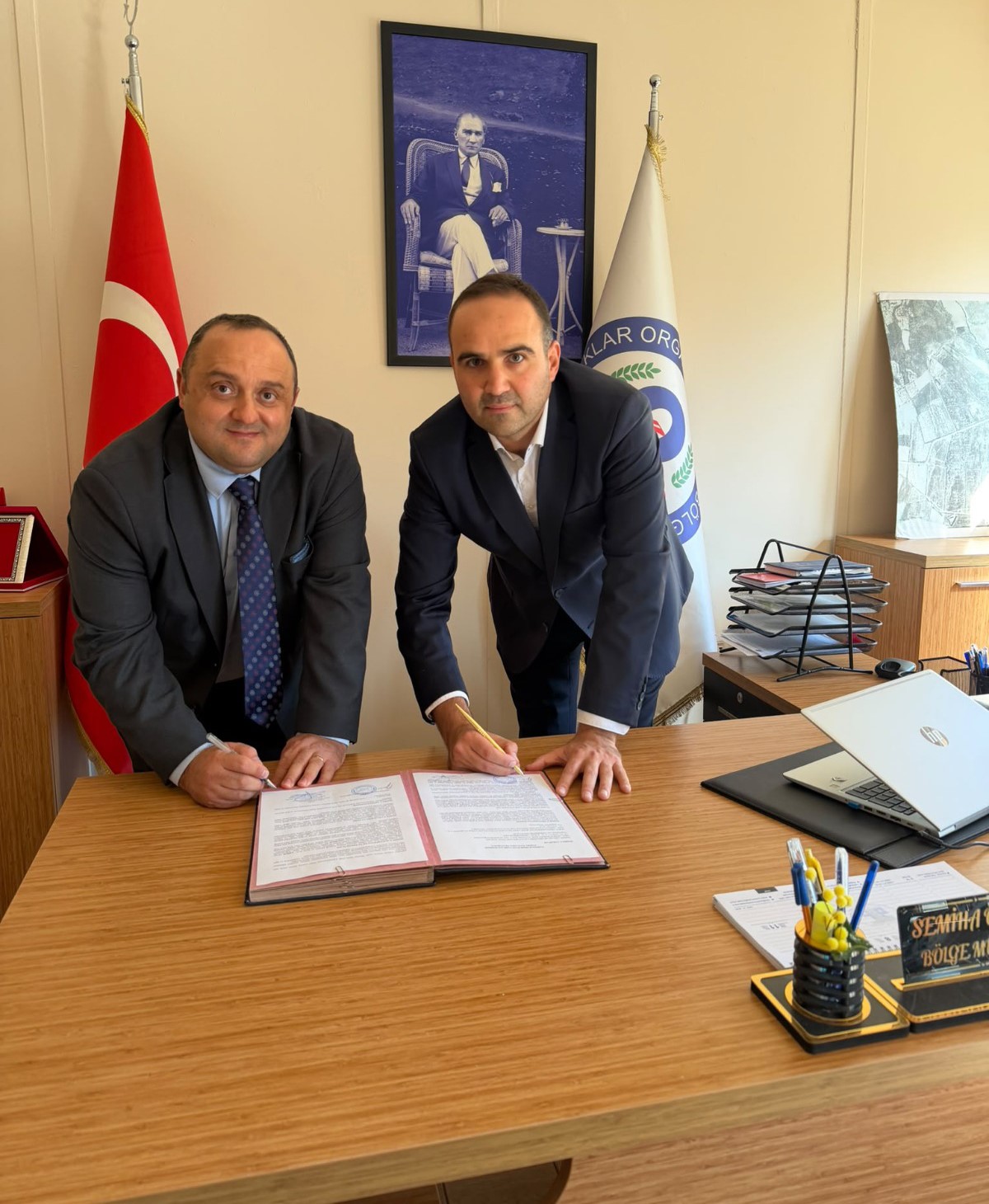 PROTOKOL, ORTAKLAR OSB YÖNETİM KURULU ÜYESİ MEHMET GÖÇMEZ (SOLDA) VE TURKA ARAÇ MUAYENE İSTASYONLARI TEMSİLCİSİ GARİP EKENEL’İN (SAĞDA) KATILIMIYLA İMZALANDI