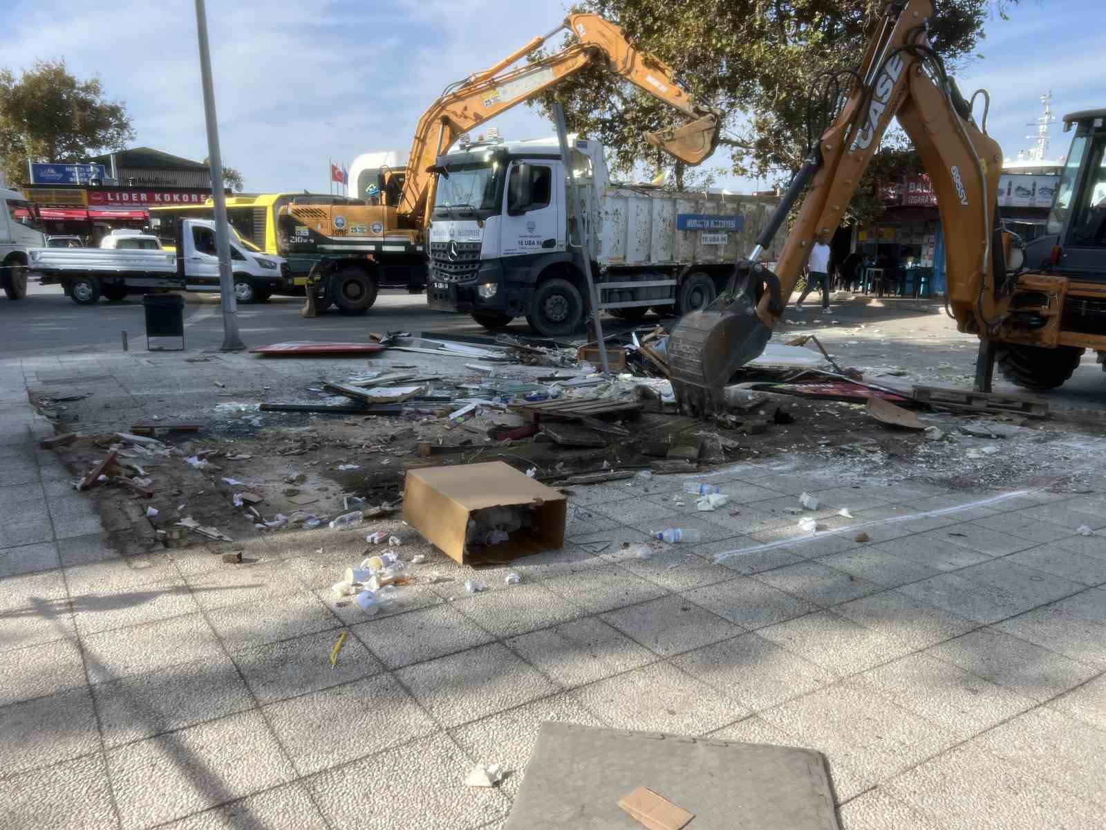 BURSA'DA UZUN SÜREDİR FAALİYET GÖSTEREN MEYDANDAKİ BÜFE, MUDANYA BELEDİYESİ TARAFINDAN USULSÜZ KULLANIM GEREKÇESİYLE YAPILAN TAHLİYE VE YIKIM TALEBİNİN ARDINDAN, İŞLETMECİNİN MAHKEMEYE YAPTIĞI BAŞVURUNUN REDDEDİLMESİ ÜZERİNE YIKILDI.GÖKÇİN ÖDÜL/BURSA-İHA