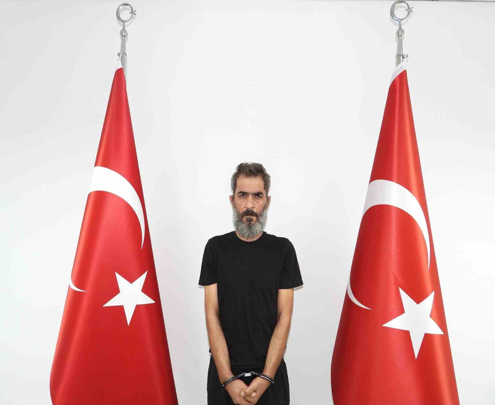 MİLLİ İSTİHBARAT TEŞKİLATI, DÜZENLEDİĞİ OPERASYON İLE REYHANLI’DA 2013 YILINDA 53 KİŞİNİN HAYATINI KAYBETTİĞİ TERÖR SALDIRISININ SURİYELİ FAİLLERİNDEN ÖMER EL-HATİP’İ, DENİZ YOLUYLA AVRUPA’YA KAÇMAK ÜZEREYKEN YAKALADI.