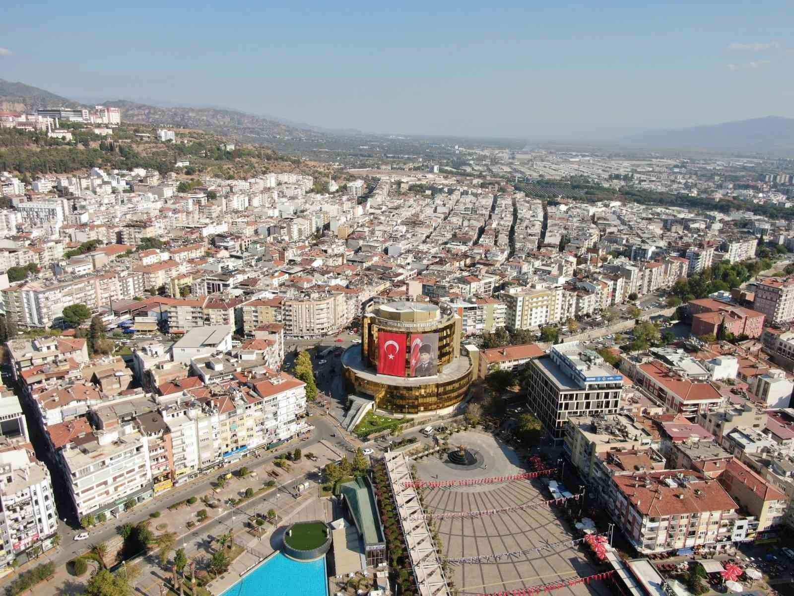 ÜNLÜ TARİHÇİ HEREDOT’UN 'GÖKYÜZÜNÜN ALTINDAKİ EN GÜZEL YERYÜZÜ' OLARAK TABİR ETTİĞİ AYDIN, YERLEŞTİRME SONUÇLARININ AÇIKLANMASININ ARDINDAN ÜNİVERSİTE ÖĞRENCİLERİNİ BEKLEMEYE BAŞLARKEN, AYDIN BÜYÜKŞEHİR BELEDİYE BAŞKANI ÖZLEM ÇERÇİOĞLU DA GENÇLERE SESLENEREK "AYDIN ARTIK SİZİN DE KENTİNİZ, YENİ EVİNİZE HOŞ GELDİNİZ" DEDİ.