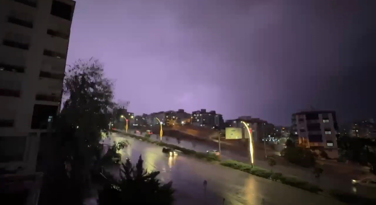 GAZİANTEP’TE ETKİLİ OLAN SAĞANAK YAĞMUR YOLLARI GÖLE ÇEVİRDİ