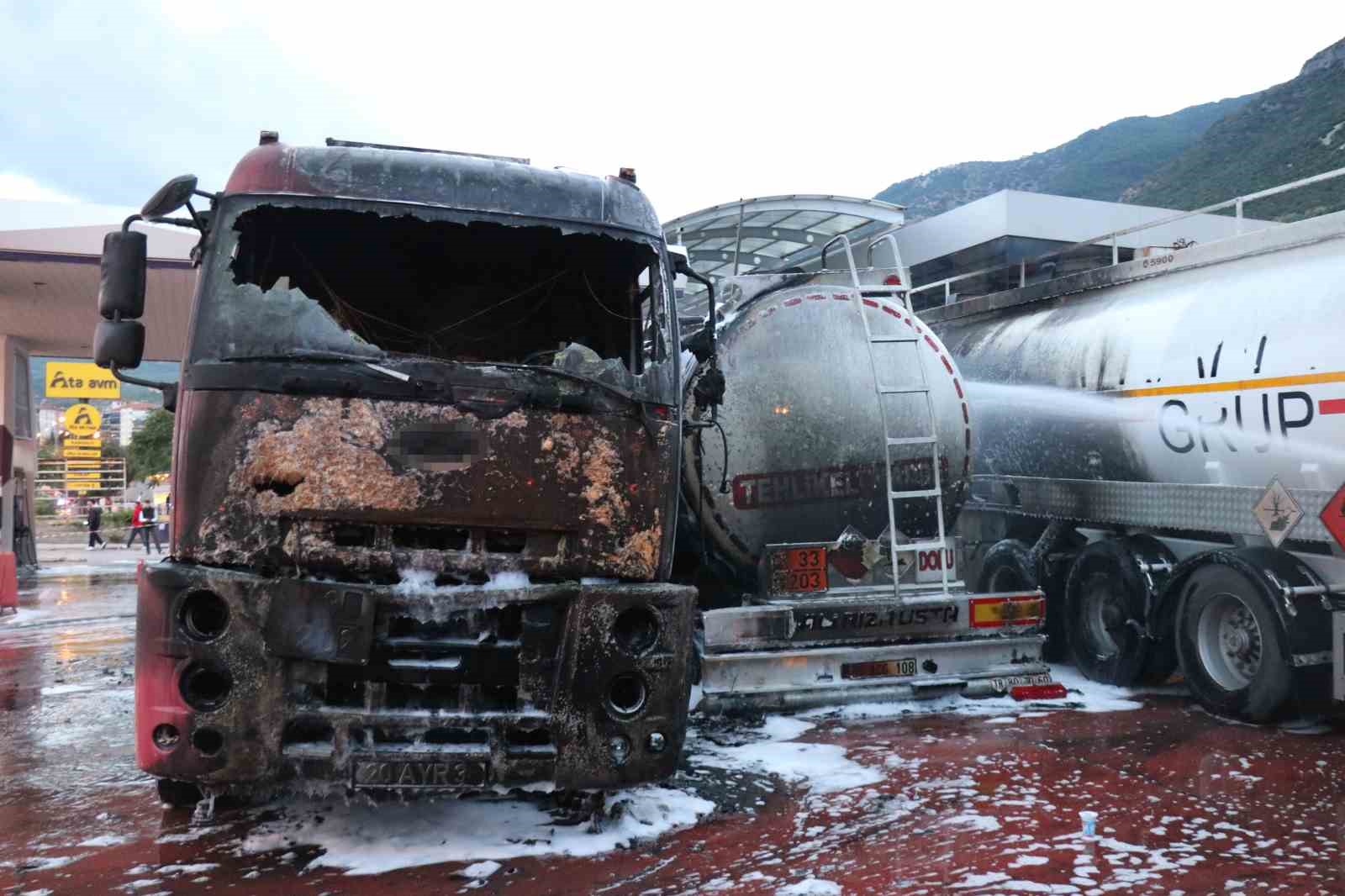 ENİZLİ’DE AKARYAKIT İSTASYONUNDA YAKIT İKMALİ YAPAN TANKERDE ÇIKAN YANGIN İTFAİYE EKİPLERİNİN YANGIN SÖNDÜRME KÖPÜĞÜ MÜDAHALESİYLE SÖNDÜRÜLDÜ. SOĞUTMA ÇALIŞMALARI DRONE İLE AVADAN GÖRÜNTÜLENDİ.