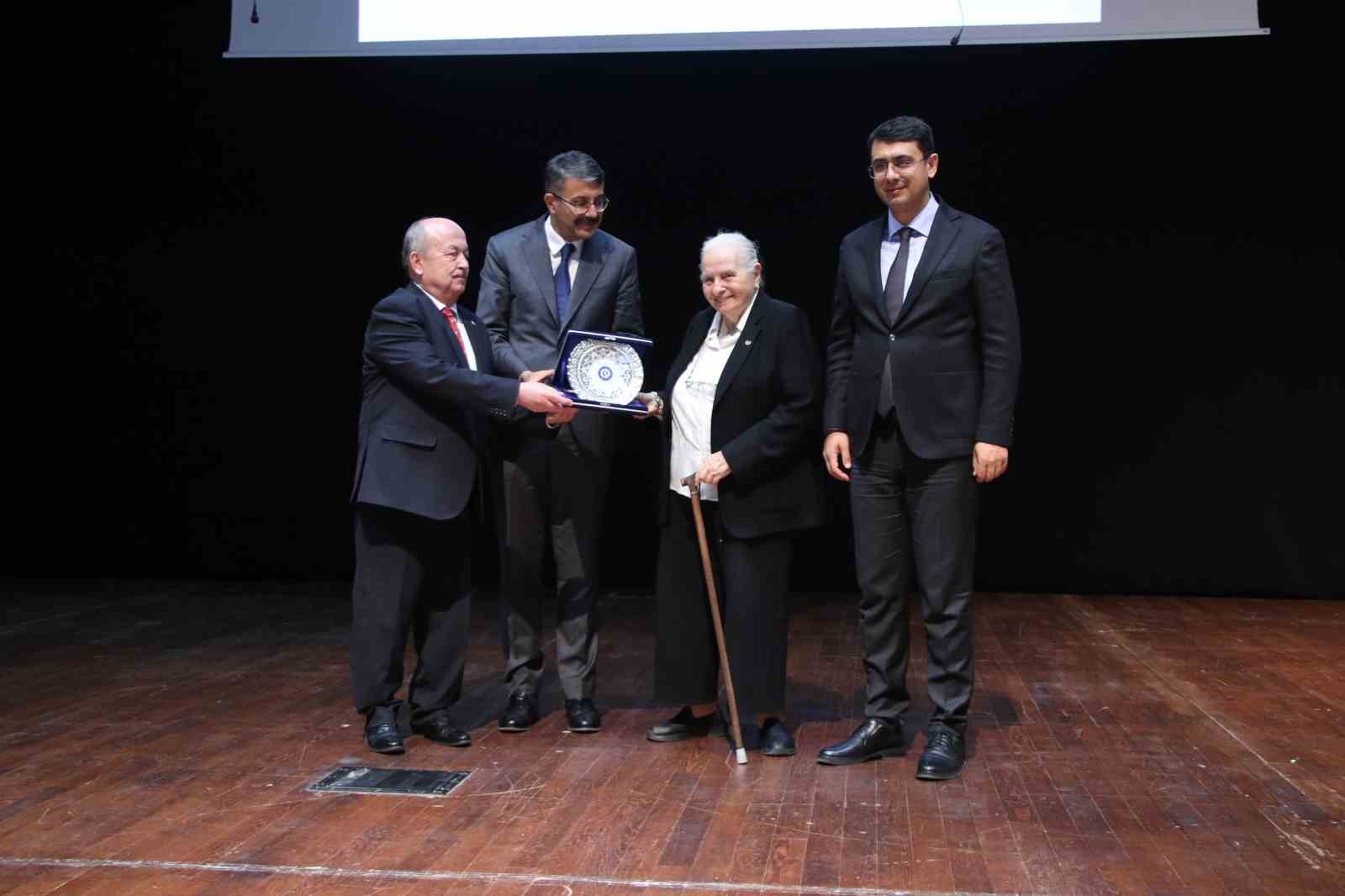 PROGRAMIN SONUNDA BAKAN YARDIMCISI ÇELİK VE VALİ KARTAL TARAFINDAN TİMSAL KARABEKİR'E PLAKET VE ÇİÇEK TAKDİM EDİLDİ.