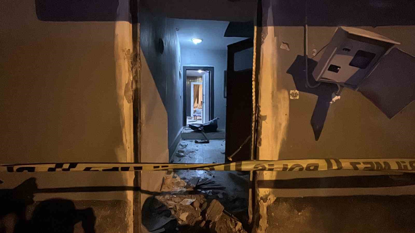 ADANA'DA BİR EVE, MOTOSİKLETLE GELEN KİMLİĞİ BELİRSİZ 2 KİŞİ TARAFINDAN EL YAPIMI PATLAYICI ATILDI. PATLAMADA YARALANAN OLMAZKEN EVDE GENİŞ ÇAPLI HASAR MEYDANA GELDİ. POLİS, SALDIRGANLARI YAKALAMAK İÇİN ÇALIŞMA BAŞLATTI.