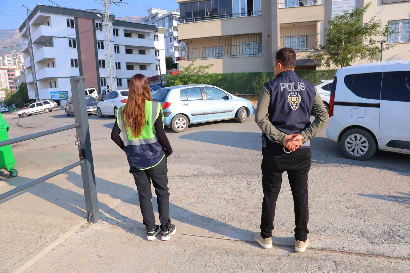 KENT GENELİNDE ÖĞRENCİLERİN GÜVENLİ BİR ŞEKİLDE EĞİTİM ALABİLMELERİ AMACIYLA OKUL ÇEVRELERİ VE GİRİŞLERİNDE GÜVENLİK ÖNLEMLERİ ARTIRILIRKEN EMNİYET GÜÇLERİ DE OKULLARDA GÖREV YAPMAYA BUGÜN İTİBARİYLE BAŞLADI