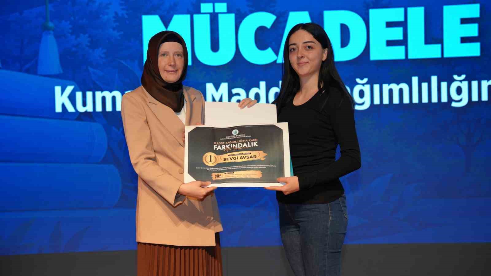 EĞİTİMİN SON BÖLÜMÜNDE İSE MADDE BAĞIMLILIĞINA KARŞI FARKINDALIK AFİŞ YARIŞMASI’NDA DERECEYE GİREN ÖĞRENCİLERE ÖDÜLLERİ VERİLDİ