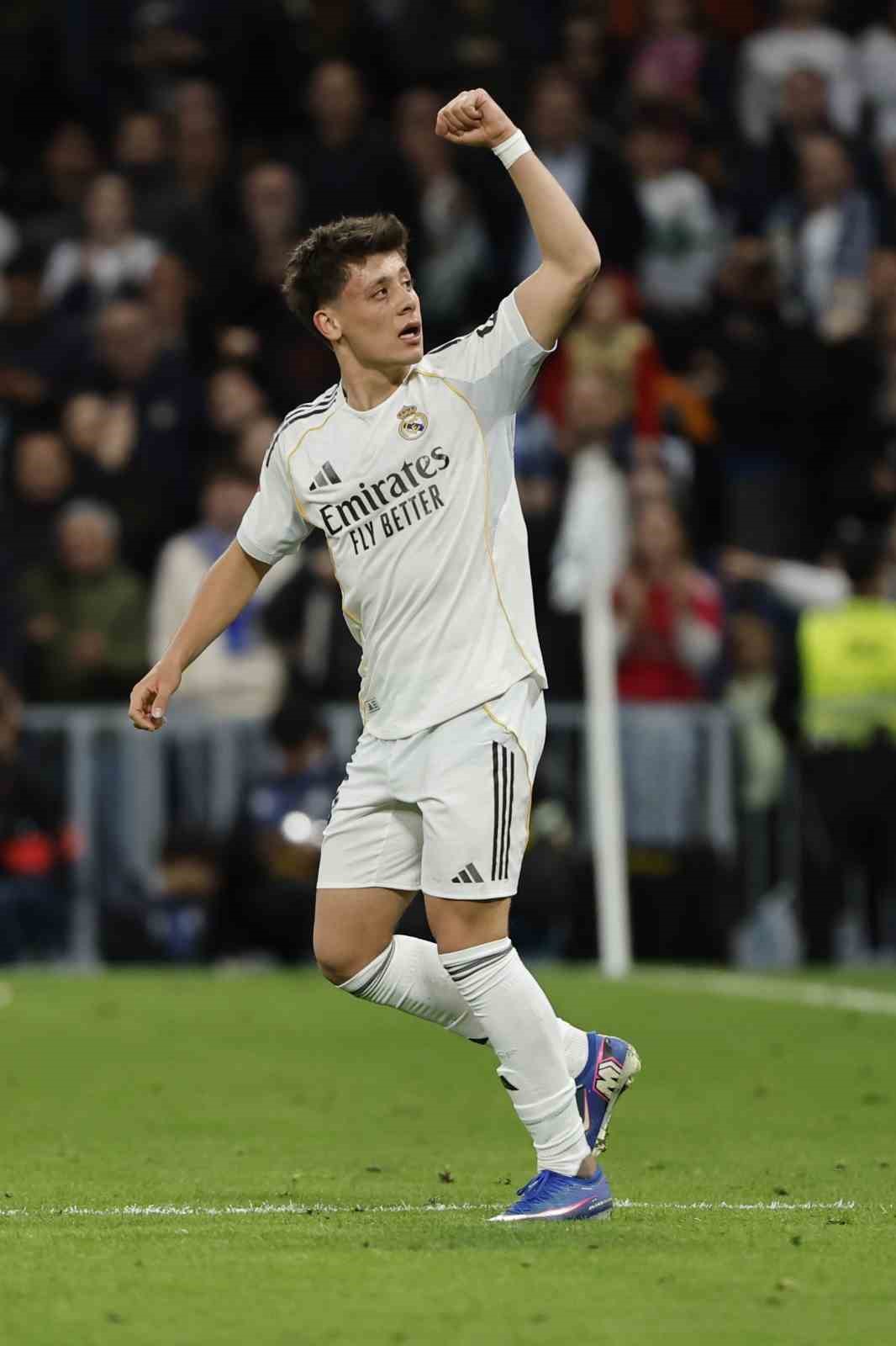 İSPANYOL DEVİ REAL MADRİD’DE FORMA GİYEN BOLULU MİLLİ FUTBOLCU ARDA GÜLER, MEMLEKETİ MENGEN’DE HAFIZLIK EĞİTİMİ ALAN ÇOCUKLARI UNUTMAYARAK İMZALI FORMASINI HEDİYE ETTİ. GENÇ YILDIZIN ANLAMLI JESTİ ÇOCUKLARA BÜYÜK MUTLULUK YAŞATTI.