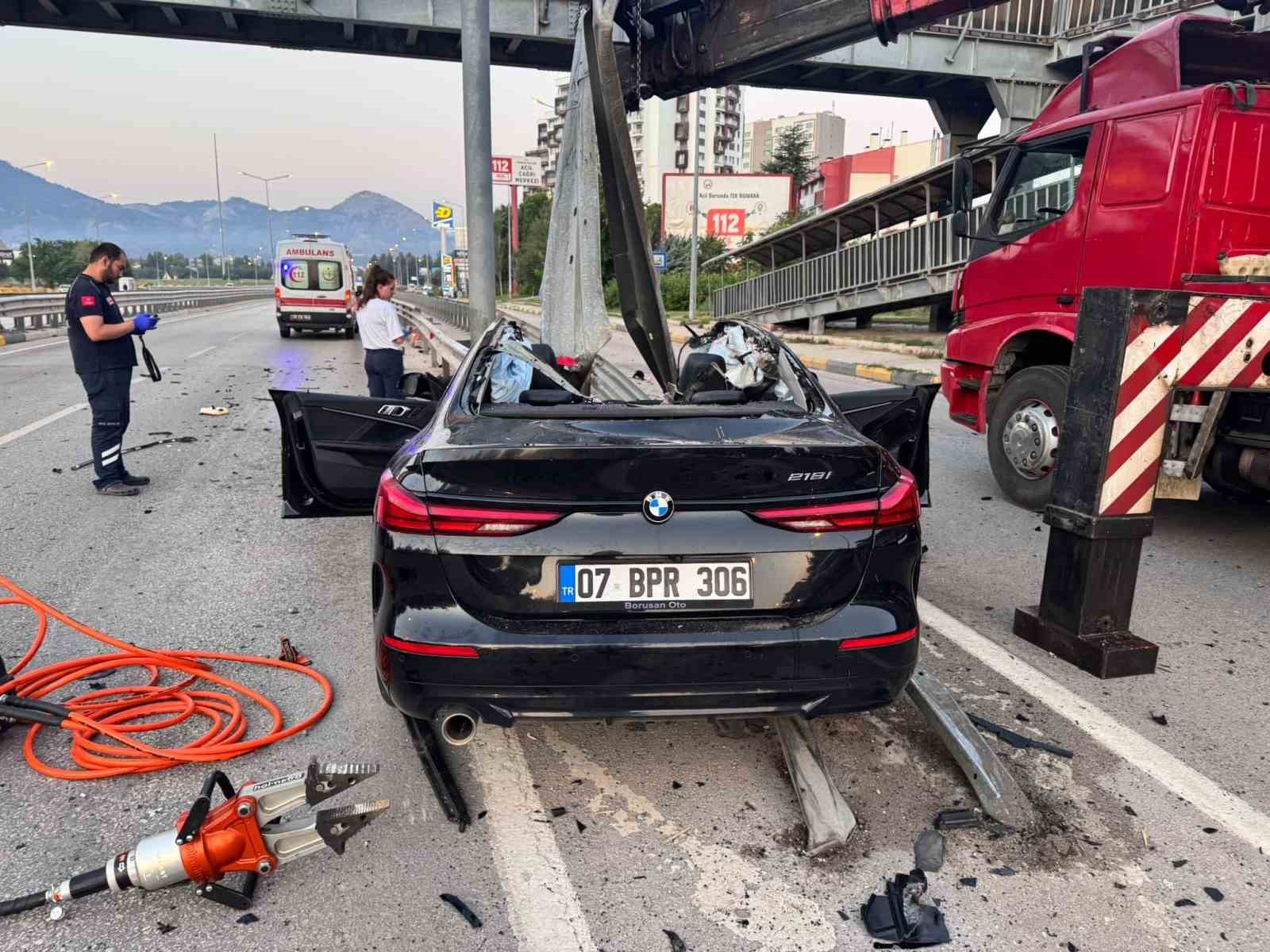 EĞİRDİR-ISPARTA KARAYOLUNDA KONTROLDEN ÇIKAN OTOMOBİL REFÜJ BARİYERLERİNE ÇARPTI. ARAÇTA SIKIŞAN 44 YAŞINDAKİ SÜRÜCÜ METİN GÖKMEN, OLAY YERİNDE HAYATINI KAYBETTİ.
