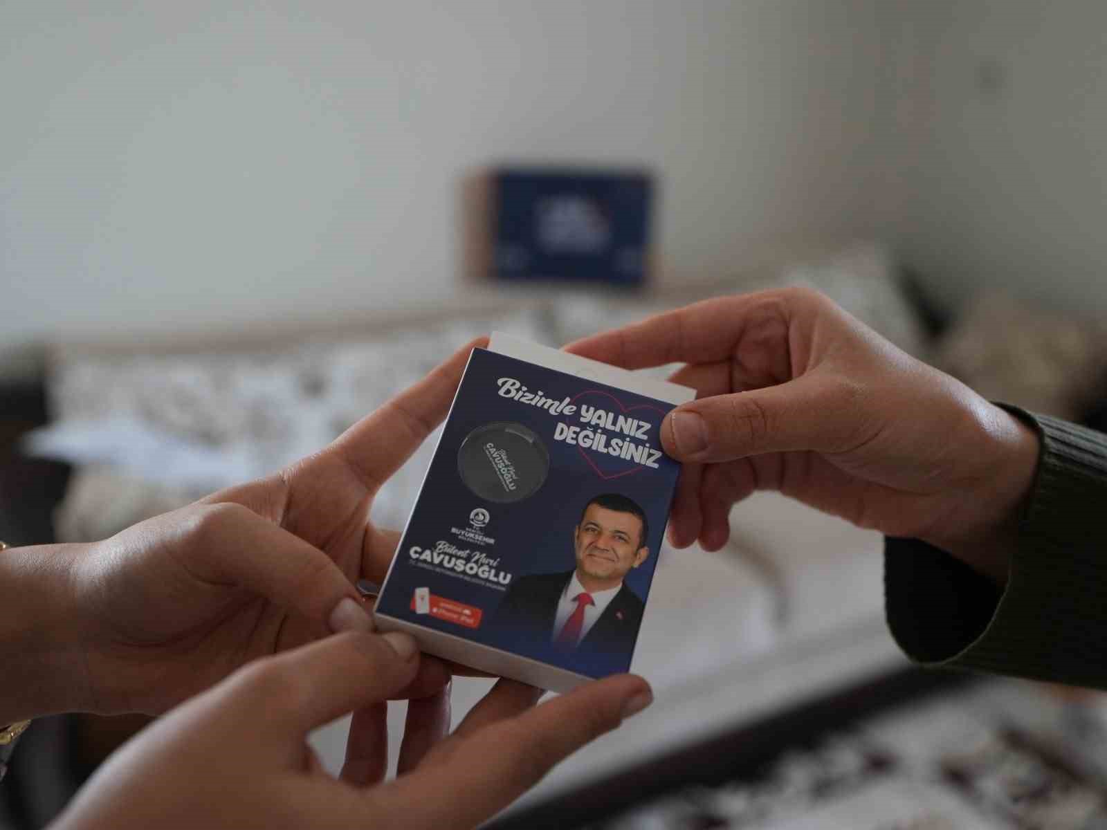 DENİZLİ’DE EVİNDEN AYRILARAK KAYBOLAN VE İKİ GÜNLÜK ARAMA ÇALIŞMALARI SONUCUNDA ORMANLIK ALANDA BULUNAN 65 YAŞINDAKİ ALZHEİMER HASTASI FATMA AYLAK’IN AİLESİ BÜYÜK BİR SEVİNÇ YAŞADI. DENİZLİ BÜYÜKŞEHİR BELEDİYESİ, YAŞANAN BU ACI TECRÜBENİN ARDINDAN AİLEYİ YALNIZ BIRAKMAYARAK BENZER BİR DURUMUN TEKRAR YAŞANMAMASI İÇİN GPS DESTEKLİ AKILLI TAKİP CİHAZINI AİLEYE ULAŞTIRDI.