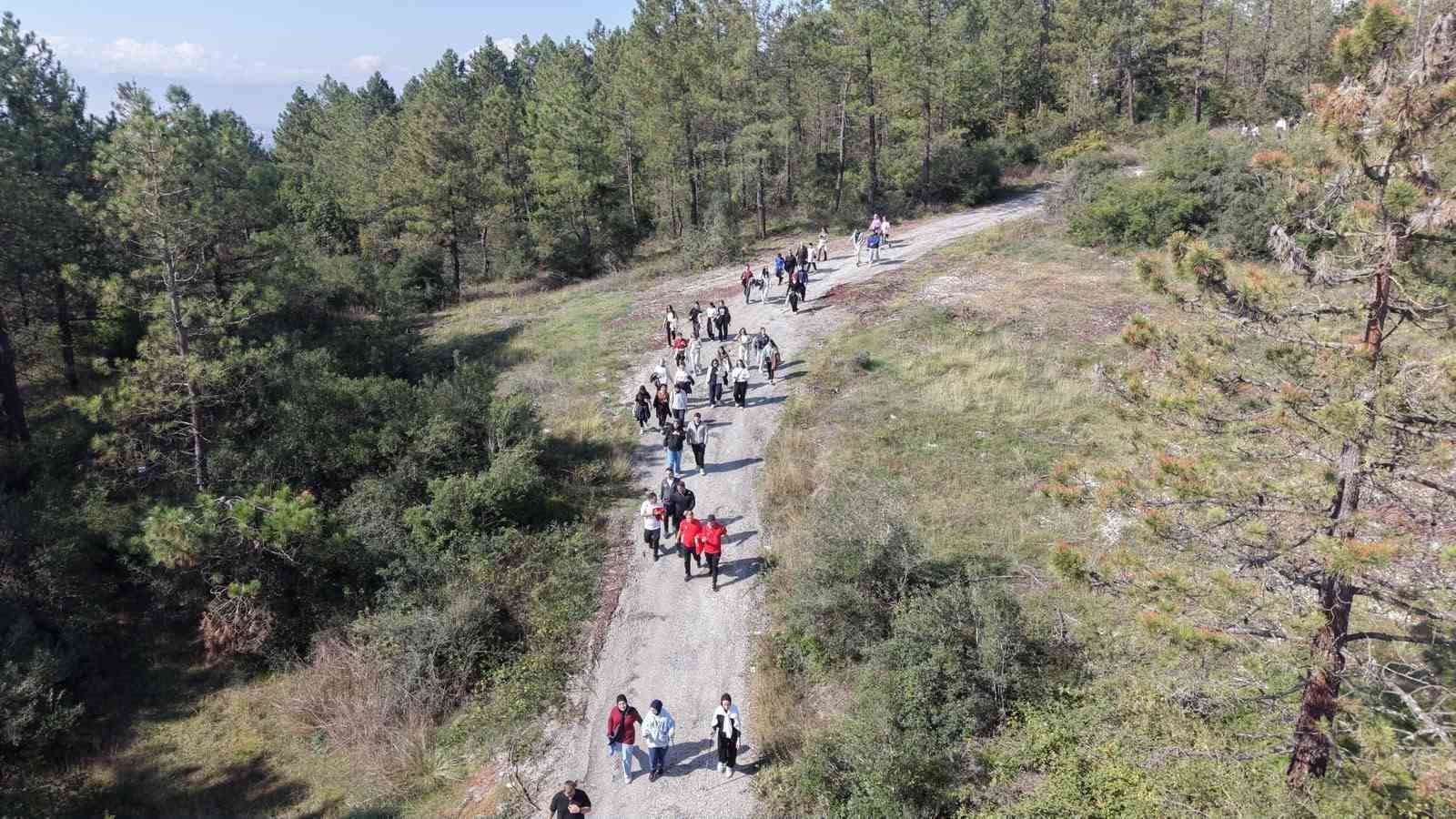 DÜZCE BELEDİYESİ GENÇLİK VE SPOR HİZMETLERİ MÜDÜRLÜĞÜ İLE GENÇLİK VE SPOR İL MÜDÜRLÜĞÜ DÜNYA YÜRÜYÜŞ GÜNÜ DOLAYISIYLA DÜZCE GSB YURTLARINDA BARINAN ÖĞRENCİLER BAŞTA OLMAK ÜZERE DÜZCELİ GENÇLERİN KATILDIĞI DOĞA YÜRÜYÜŞÜ DÜZENLEDİ. YAKLAŞIK 150 GENÇ, DOĞA İLE İÇ İÇE 5 KİLOMETRELİK PARKURDA YÜRÜYÜŞ YAPTI.