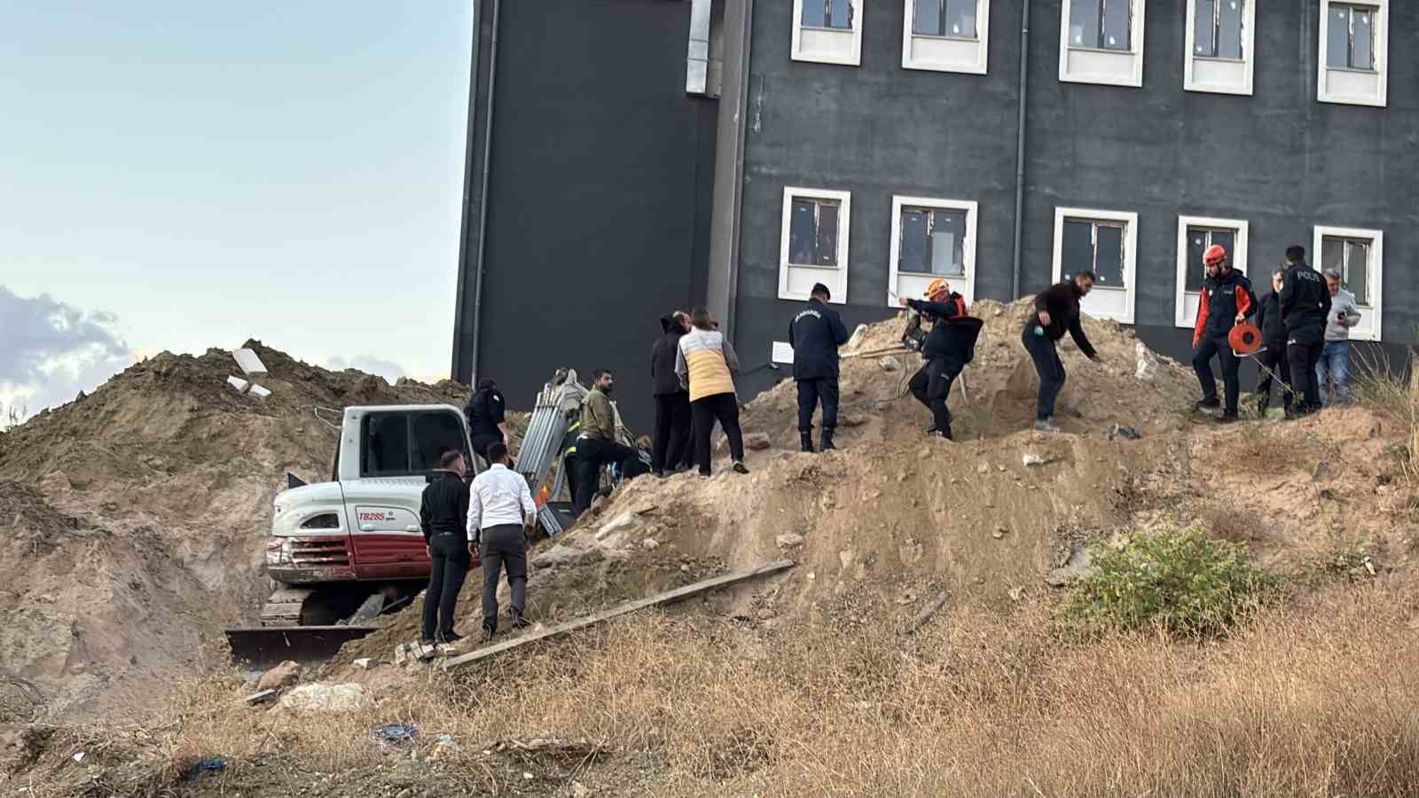 ÇANAKKALE ÇANAKKALE ONSEKİZ MART ÜNİVERSİTESİ (ÇOMÜ) TERZİOĞLU YERLEŞKEDİ İÇİNDE YAPIMI DEVAM EDEN ÖĞRENCİ YURDU İNŞAATINDA ÇALIŞAN İRAN UYRUKLU 2 İŞÇİ MEYDANA GELEN TOPRAK KAYMASI SONUCU TOPRAK ALTINDA KALDI. AFAD EKİPLERİNİN YOĞUN MÜDAHALESİ SONUCU 2 İŞÇİ SAĞ ŞEKİLDE KURTARILDI.