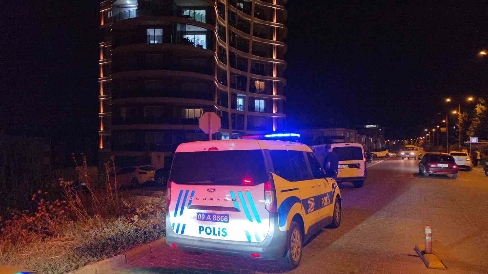 NAZİLLİ'DE ZİNCİRLEME KAZA; 4 ARACIN KARIŞTIĞI KAZADA 2 KİŞİ YARALANDI
