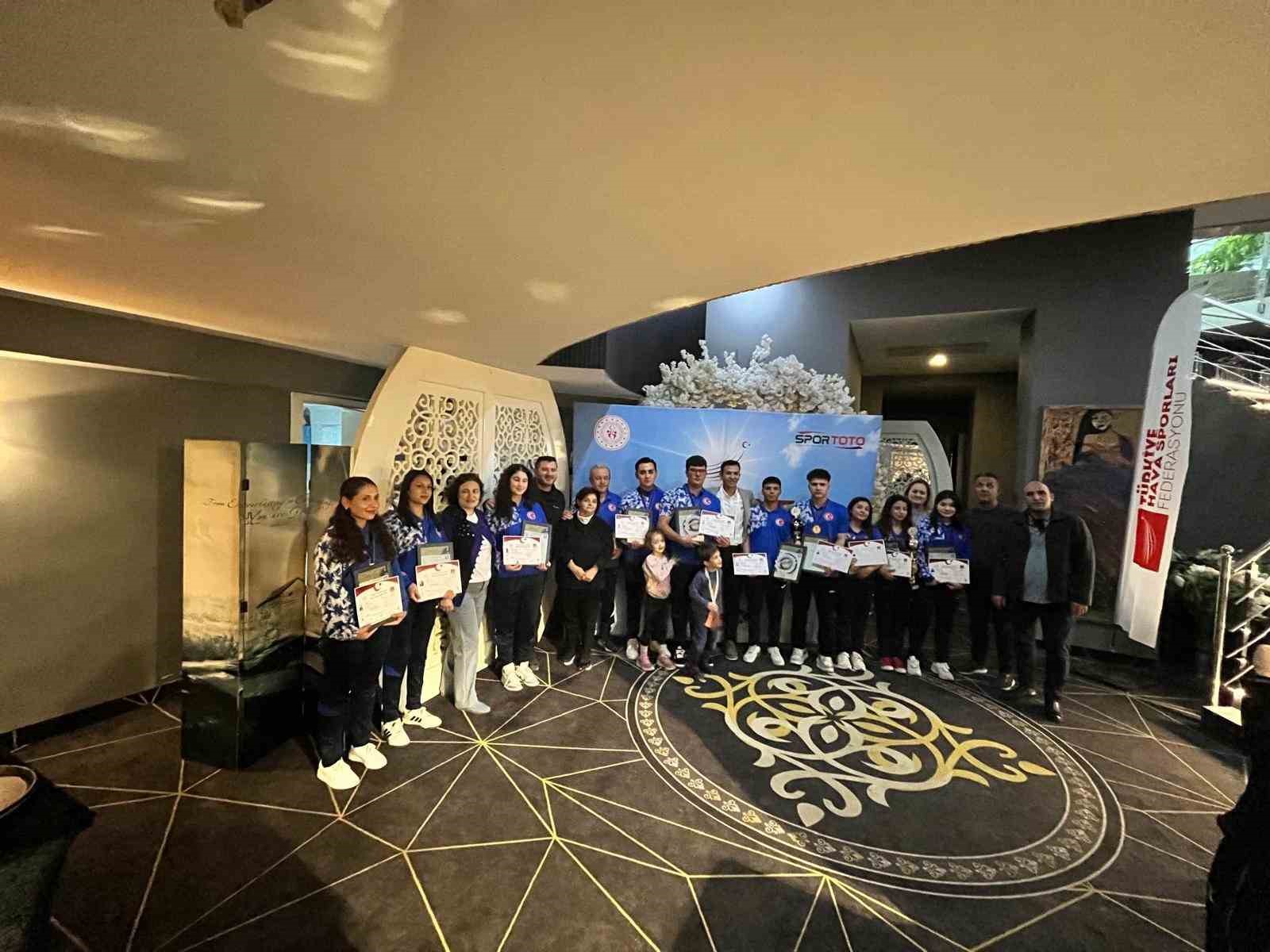 MANİSA’NIN ALAŞEHİR İLÇESİNDEN 10 GENÇ SPORCU, POLONYA’DA DÜZENLENEN 2026 FAI UZAY MODELLERİ AVRUPA ŞAMPİYONASI’NDA TÜRKİYE’Yİ TEMSİL EDEREK TARİHİ BİR BAŞARIYA İMZA ATTI. ŞAMPİYONAYI 2 ALTIN, 4 GÜMÜŞ VE 1 BRONZ MADALYAYLA TAMAMLAYAN SPORCULARA MİLLİ SPORCU BELGELERİ ANKARA’DA DÜZENLENEN TÖRENLE TAKDİM EDİLDİ.