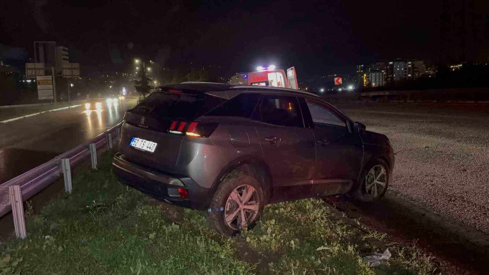 SAMSUN’DA YOLDAN ÇIKAN OTOMOBİLİN SAVRULARAK ORTA REFÜJE ÇIKMASI SONUCU MEYDANA GELEN KAZADA 2 KİŞİ YARALANDI.