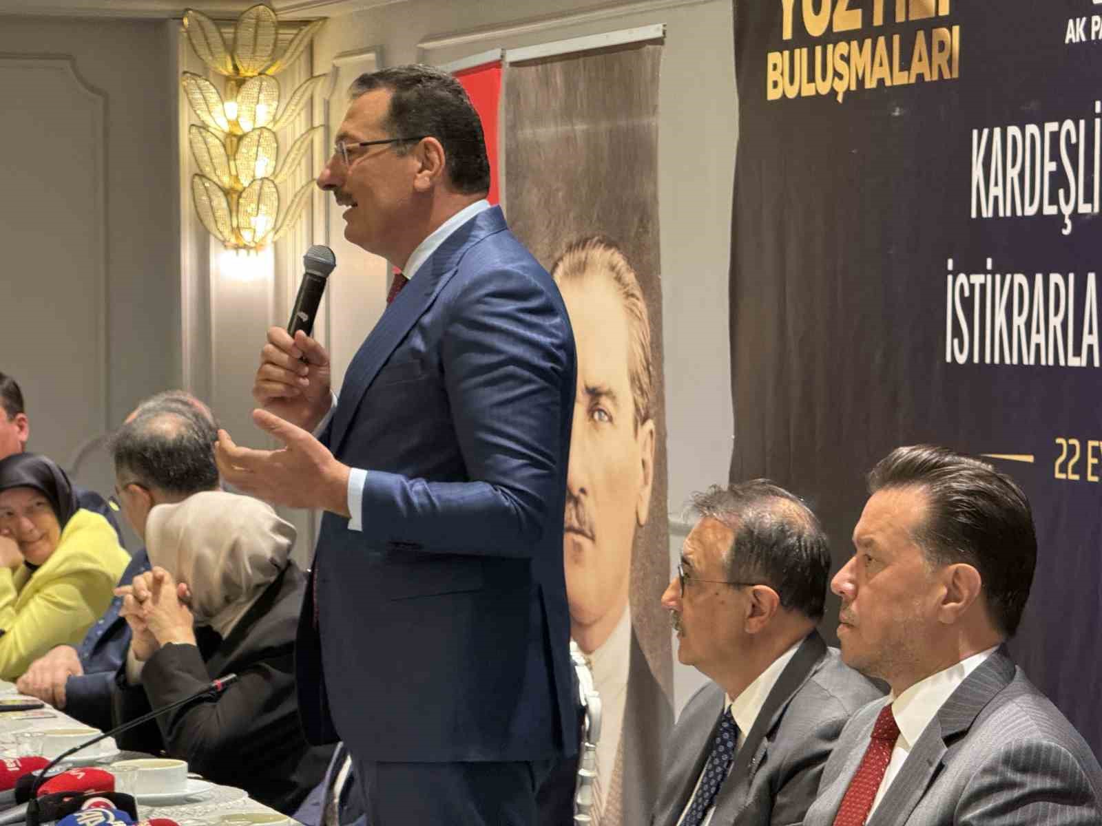 AK PARTİ TARAFINDAN "KARDEŞLİKLE KENETLENEN, İSTİKRARLA GÜÇLENEN TÜRKİYE" TEMASIYLA BAŞLATILAN TÜRKİYE YÜZYILI BULUŞMALARI KAPSAMINDA, ESKİŞEHİR’DE BİR OTELİN KONFERANS SALONUNDA GENİŞ KATILIMLI BİR PROGRAM DÜZENLENDİ.