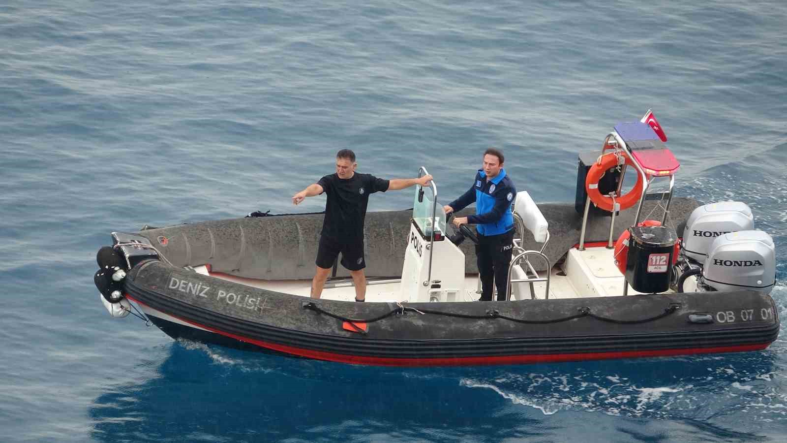 ANTALYA’DA YAKLAŞIK 35 METRELİK FALEZLERDEN GELEN "YARDIM EDİN" ÇIĞLIĞI AFAD, İTFAİYE, SAHİL GÜVENLİK, DENİZ POLİSİ VE POLİS EKİPLERİNİ ALARMA GEÇİRDİ. DENİZDEN, KARADAN VE TERMAL KAMERALI DRON İLE HAVADAN 2 SAAT SÜREN ARAMALARDA HER HANGİ BİR ŞAHSA RASTLANMADI.