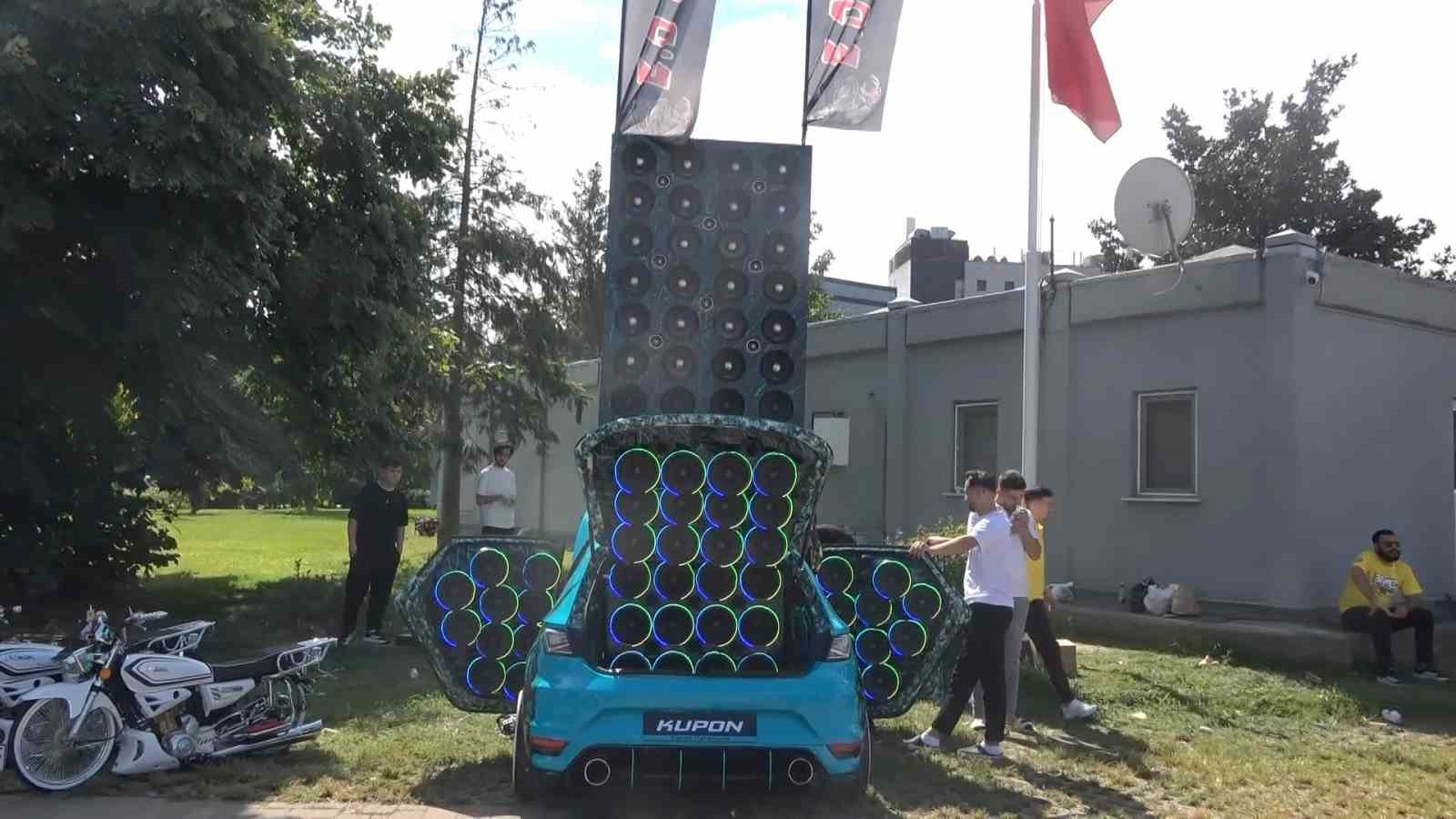 BURSA'DA DÜZENLENEN OTOMOBİL FUARINA KATILAN EMRE DEMİR'İN MODİFİYE ETTİĞİ OTOMOBİLİ, ÜZERİNDEKİ 72 KOLONLA FUARIN DİKKAT ÇEKEN ARAÇLARINDAN BİRİ OLDU