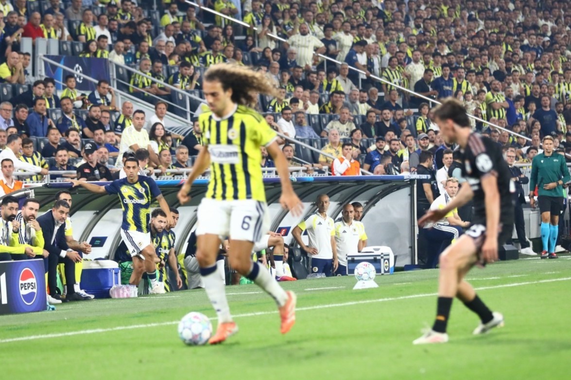 FENERBAHÇE, UEFA ŞAMPİYONLAR LİGİ PLAY-OFF TURU İLK MAÇINDA EVİNDE FRANSIZ TEMSİLCİSİ OLYMPİQUE LYON İLE KARŞILAŞIYOR. MÜSABAKANIN İLK YARISI KONUK EKİBİN 1-0'LIK ÜSTÜNLÜĞÜYLE TAMAMLANDI.