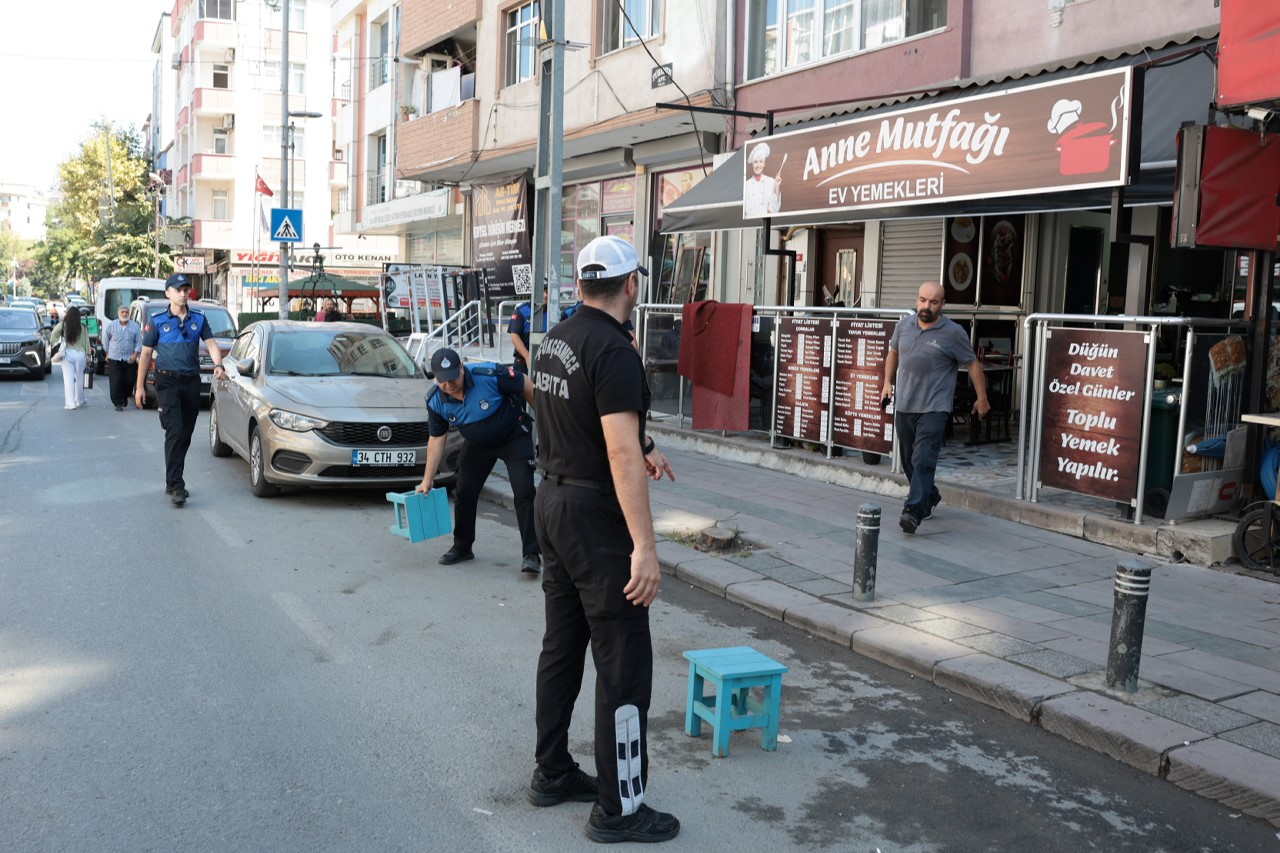 KÜÇÜKÇEKMECE’DE ZABITA EKİPLERİ VATANDAŞLARIN KALDIRIMLARI VE YOLLARI GÜVENLİ VE RAHAT BİR ŞEKİLDE KULLANABİLMESİNİ SAĞLAMAK AMACIYLA DENETİMLERİNİ SIKLAŞTIRDI.