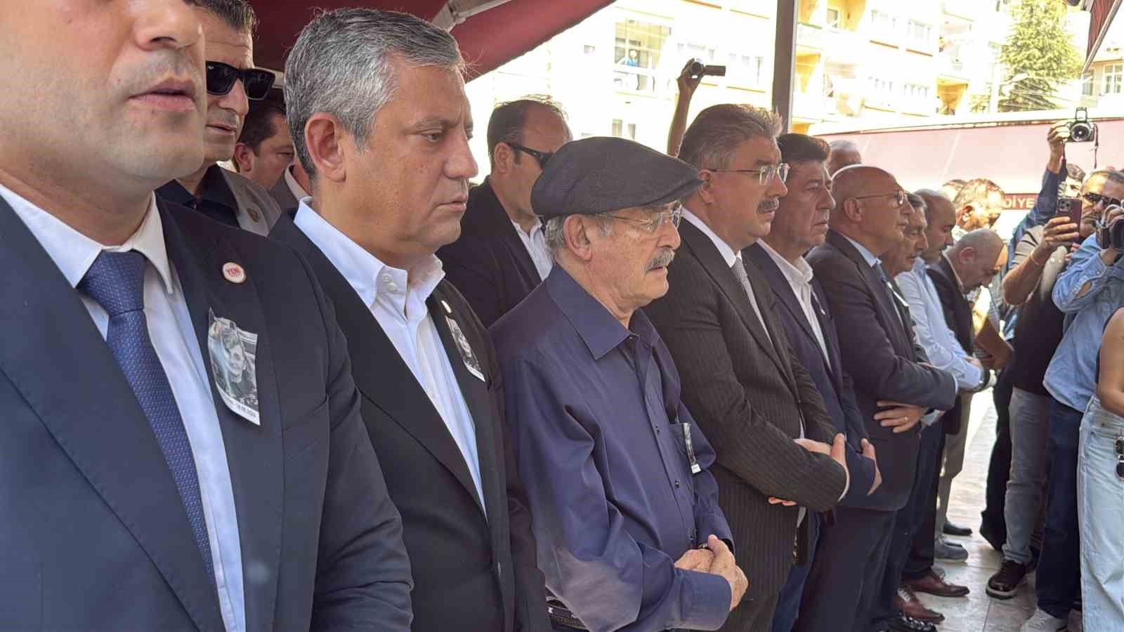 TÖRENE; ESKİŞEHİR VALİSİ DR. ERDİNÇ YILMAZ, ESKİŞEHİR BÜYÜKŞEHİR BELEDİYE BAŞKANI AYŞE ÜNLÜCE, YENİ PARTİ GENEL BAŞKANI ÖZGÜR ÖZEL, YILMAZ BÜYÜKERŞEN, BAZI BELEDİYE BAŞKANLARI, PARTİ TEMSİLCİLERİ VE ÇOK SAYIDA VATANDAŞ KATILDI.