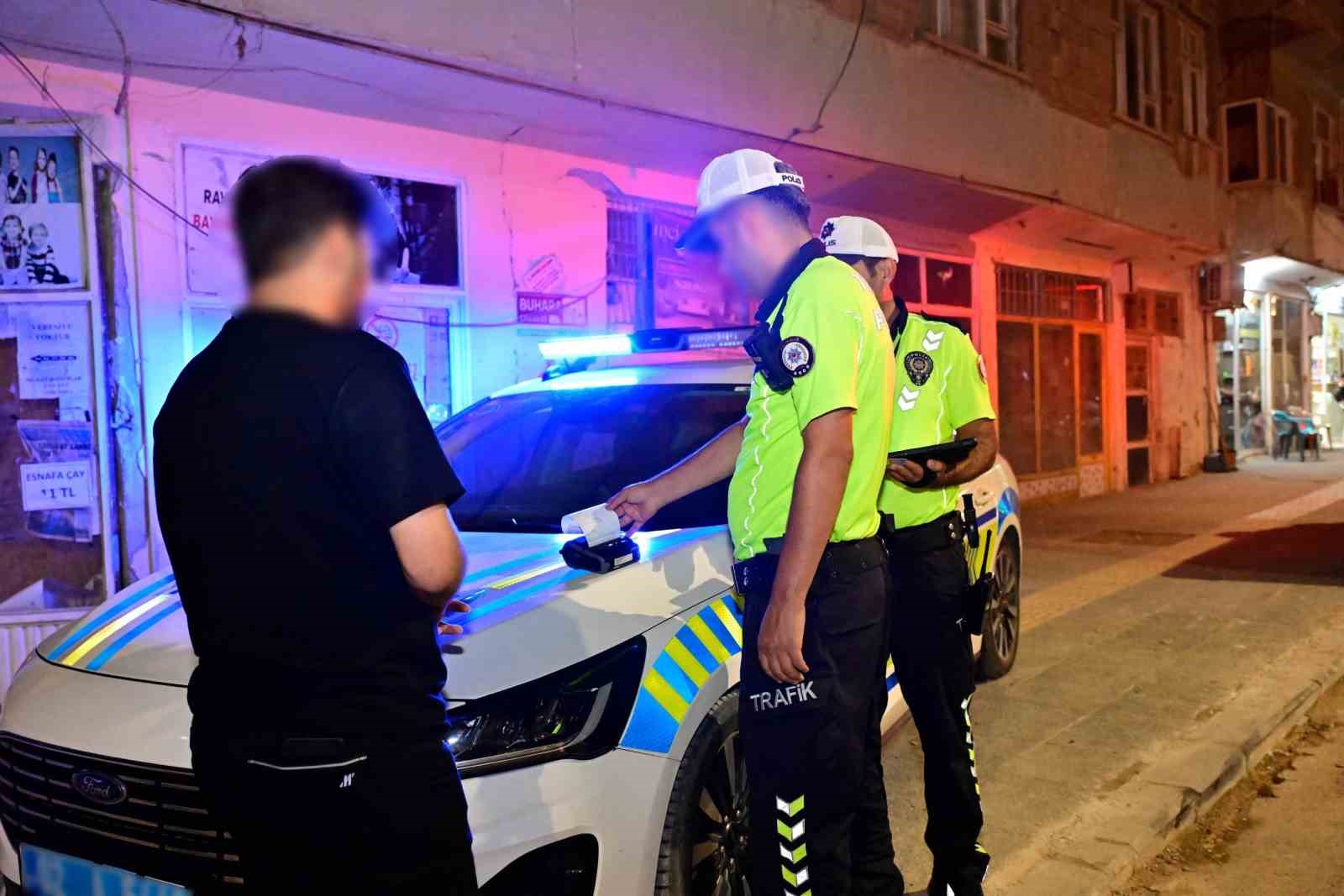 ADIYAMAN’DA POLİS EKİPLERİ TARAFINDAN KENT GENELİNDE HUZUR VE GÜVENLİĞİN SAĞLANMASI AMACIYLA GENEL ASAYİŞ UYGULAMASI GERÇEKLEŞTİRİLDİ.