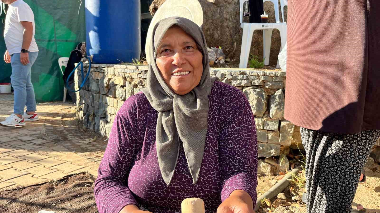 ALANYA’DA BU YIL İKİNCİSİ DÜZENLENEN KEÇİBOYNUZU HASAT ŞENLİĞİ, ÇEŞİTLİ ETKİNLİKLER, YÖRESEL ÜRÜN STANTLARI, YARIŞMALAR VE MÜZİK DİNLETİSİYLE GERÇEKLEŞTİRİLDİ. OBAALACAMİ MAHALLESİ’NDE DÜZENLENEN ŞENLİKTE, KEÇİBOYNUZUNDAN ÜRETİLEN PEKMEZ, UN VE ÇEŞİTLİ ÜRÜNLER KATILIMCILARIN BEĞENİSİNE SUNULDU. ŞENLİĞİN RENKLİ ETKİNLİKLERİNDEN BİRİ İSE “EN AĞIR KEÇİBOYNUZU” YARIŞMASI OLDU.