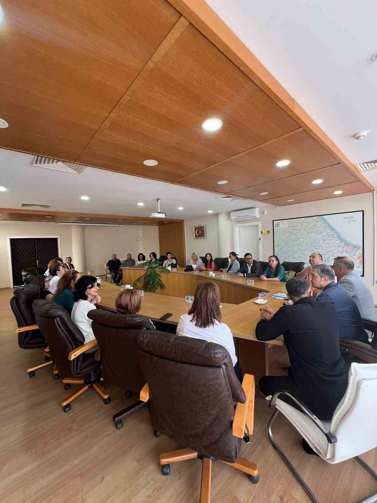 SAMSUN'DA YÜRÜTÜLEN GREEN PHARMACY ERASMUS+ PROJESİ KAPSAMINDA DÜZENLENEN PROGRAMDA, SIRBİSTAN VE BULGARİSTAN’DAN GELEN 18 AKADEMİSYEN VE ÖĞRETMEN, AÇIK EĞİTİM KAYNAKLARININ MESLEKİ EĞİTİMDE KULLANIMINA İLİŞKİN BİLGİ VE DENEYİMLERİNİ PAYLAŞTI.