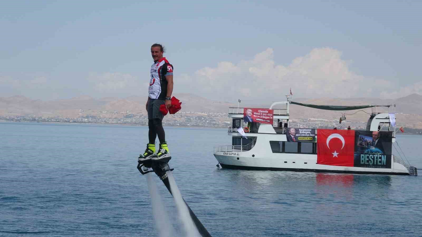 VAN’DA BU YIL İKİNCİSİ DÜZENLENEN GÖLFEST, GENÇLERİ KÜLTÜR, SANAT VE SPOR ETKİNLİKLERİNDE BULUŞTURURKEN, VAN GÖLÜ SAHİLİNDEKİ SU SPORLARI GÖSTERİLERİ FESTİVALE RENK KATTI.