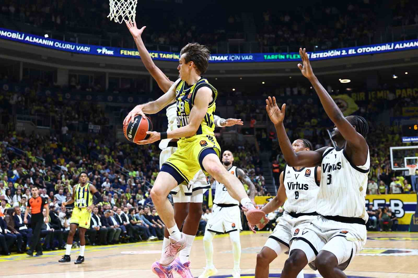FENERBAHÇE ERKEK BASKETBOL TAKIMI, EUROLEAGUE'İN İLK HAFTASINDA SAHASINDA İTALYAN EKİBİ VİRTUS BOLOGNA’YI 78-68 MAĞLUP EDEREK, SEZONA GALİBİYETLE BAŞLADI.