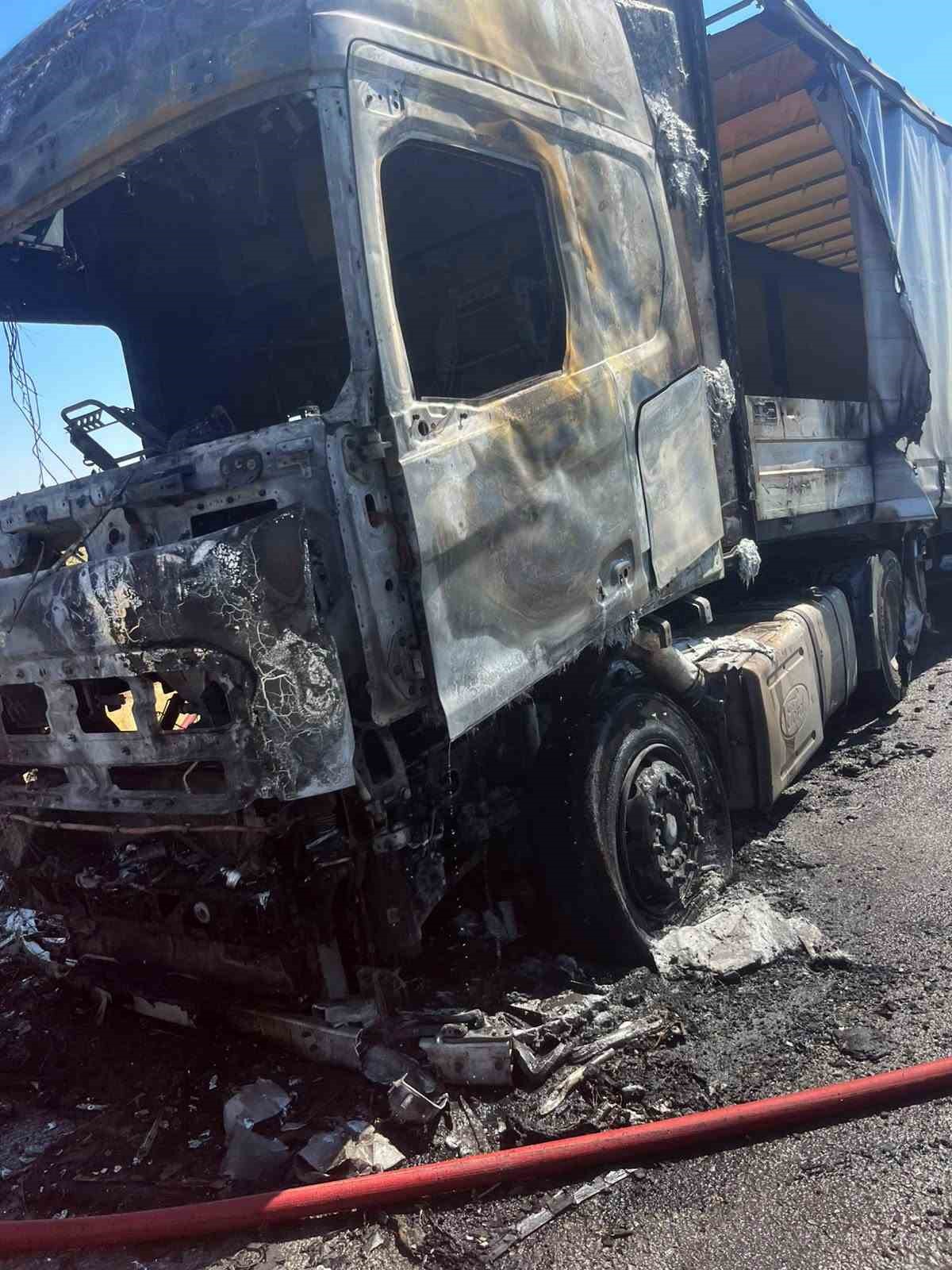 KONYA’NIN KARAPINAR İLÇESİNDE SEYİR HALİNDEKİ TIRIN ÇEKİCİ BÖLÜMÜNDE ÇIKAN YANGIN PANİĞE NEDEN OLDU. ALEVLERİ FARK EDEN SÜRÜCÜ, ARACI YOL KENARINA ÇEKEREK KENDİSİNİ SON ANDA KURTARDI.