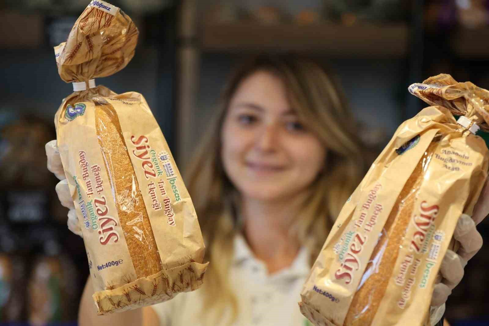 BÜYÜKŞEHİR BELEDİYESİ'NİN TOHUM, HASAT VE MAHSUL ALIM DESTEĞİ VERDİĞİ ÜRETİCİDEN ALDIĞI SİYEZ BUĞDAYINDAN ÜRETTİĞİ EKMEK TÜKETİCİDEN TAM NOT ALDI. ÜRETİCİ, VERDİĞİ DESTEKTEN DOLAYI TÜKETİCİ İSE EKONOMİK VE GÜVENLİ GIDA HİZMETİNDEN DOLAYI BÜYÜKŞEHİR BELEDİYESİ'NE TEŞEKKÜR ETTİ.