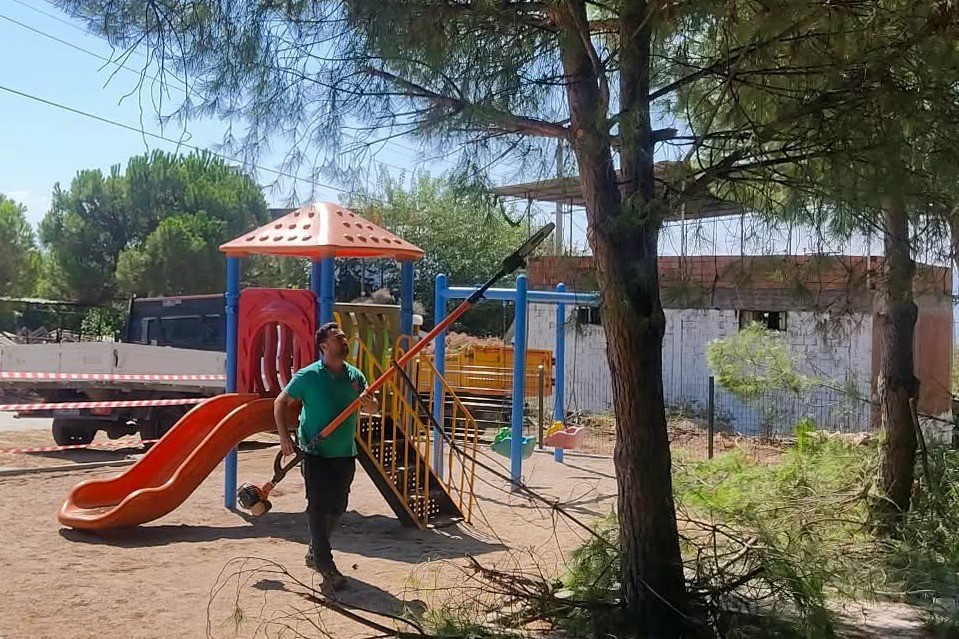 EFELER BELEDİYESİ PARK VE BAHÇELER MÜDÜRLÜĞÜ EKİPLERİ, VATANDAŞLARIN DAHA TEMİZ, DÜZENLİ VE BAKIMLI YEŞİL ALANLARDAN YARARLANABİLMESİ İÇİN ÇALIŞMALARINA DEVAM EDİYOR.