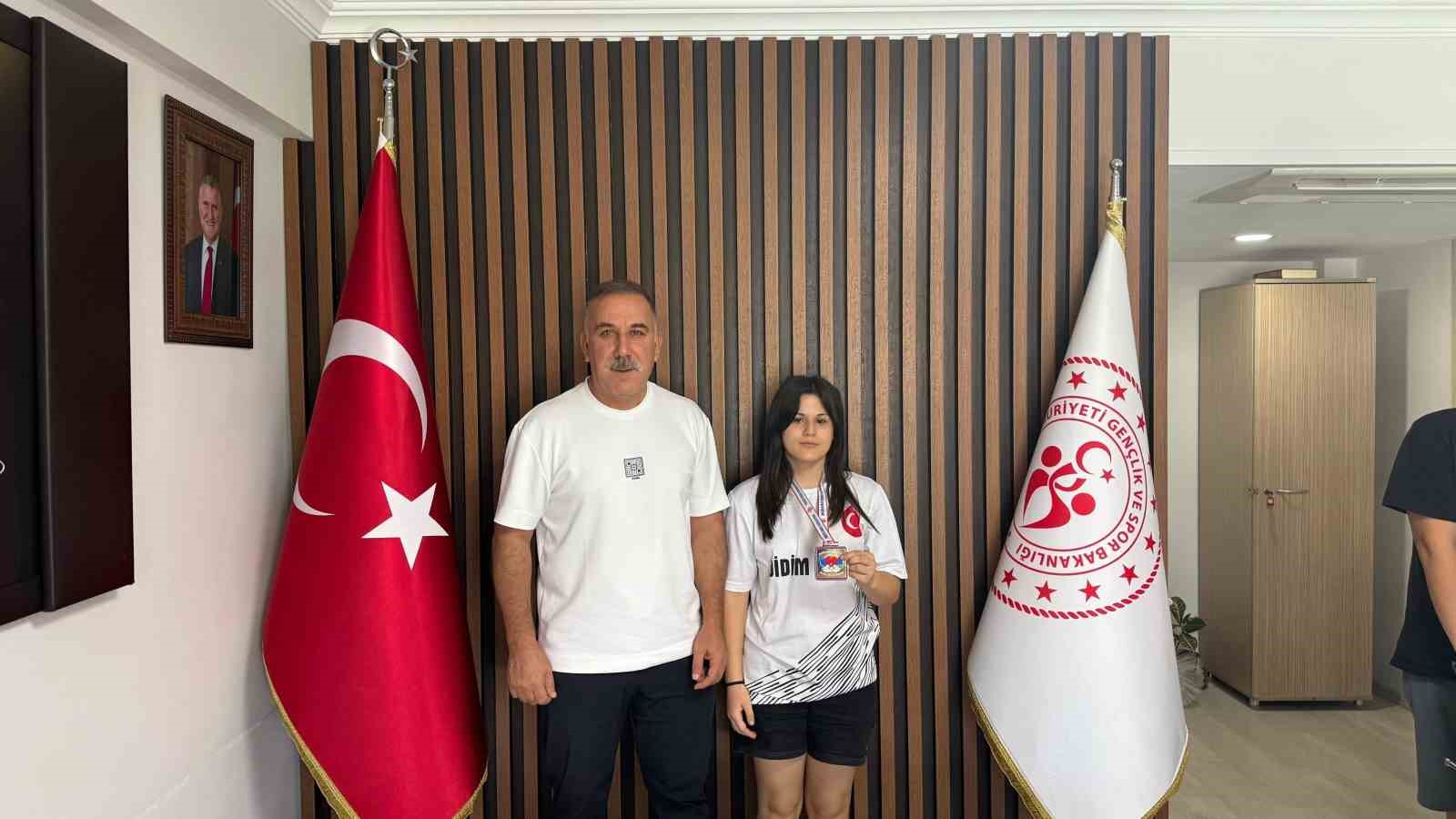 AYDINLI GENÇ BOKSÖRLER, 7-15 AĞUSTOS 2026 TARİHLERİ ARASINDA DÜZENLENEN U13 KADINLAR VE ERKEKLER TÜRKİYE BOKS ŞAMPİYONASI’NDA ÖNEMLİ BİR BAŞARIYA İMZA ATTI. ŞAMPİYONADA AYDIN’I TEMSİL EDEN SPORCULAR 2 ALTIN VE 1 BRONZ MADALYA KAZANARAK KENTE GURUR YAŞATTI.