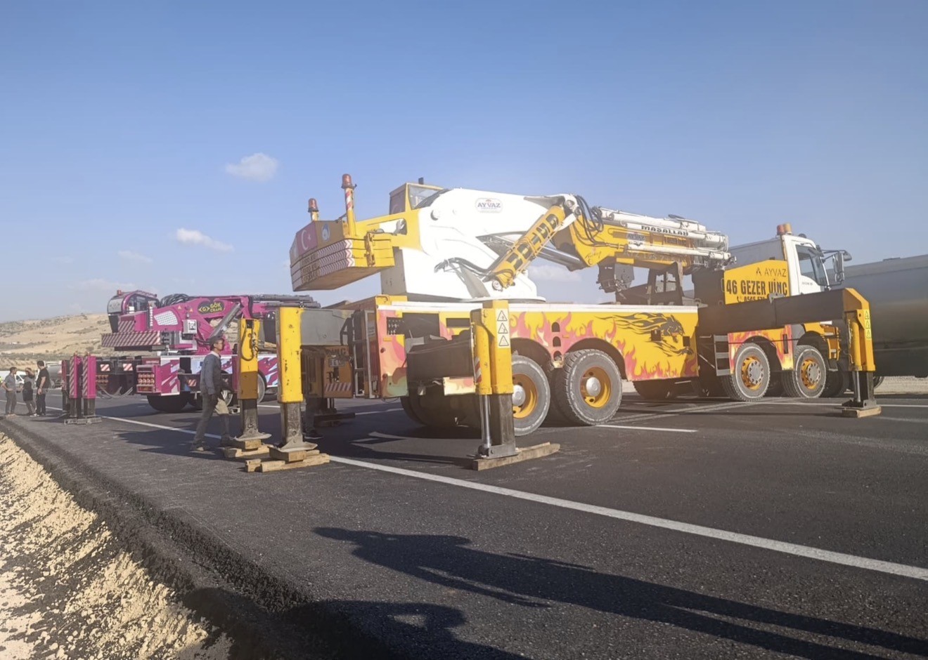 GELİN KONVOYUNA ÇARPMAMAK İÇİN MANEVRA YAPAN TANKER YOLDAN ÇIKTI