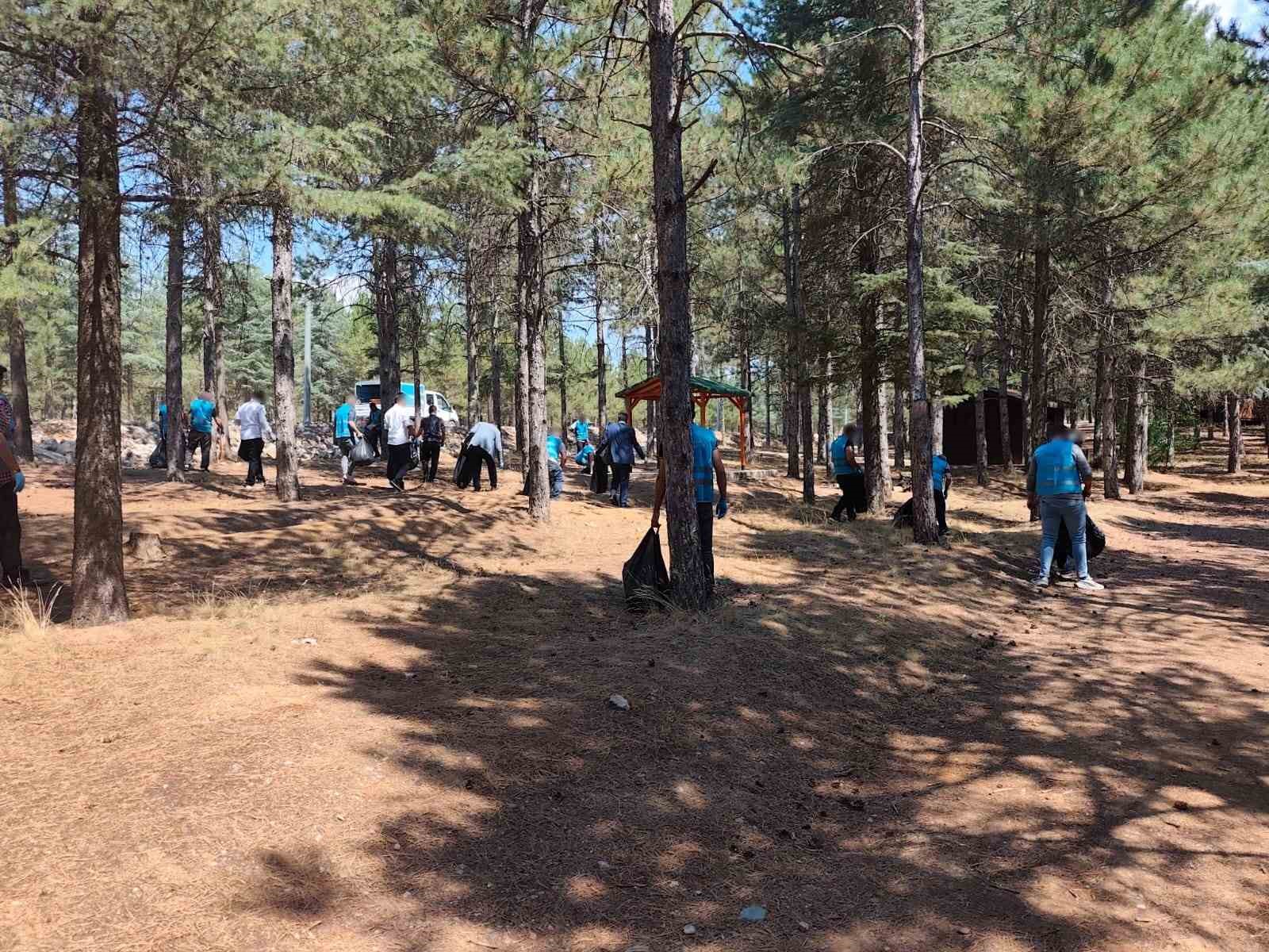 ISPARTA’NIN YALVAÇ İLÇESİNDE, DENETİMLİ SERBESTLİK KAPSAMINDA BULUNAN HÜKÜMLÜLER TARAFINDAN ORMAN PARK’TA ÇEVRE TEMİZLİĞİ YAPILDI.