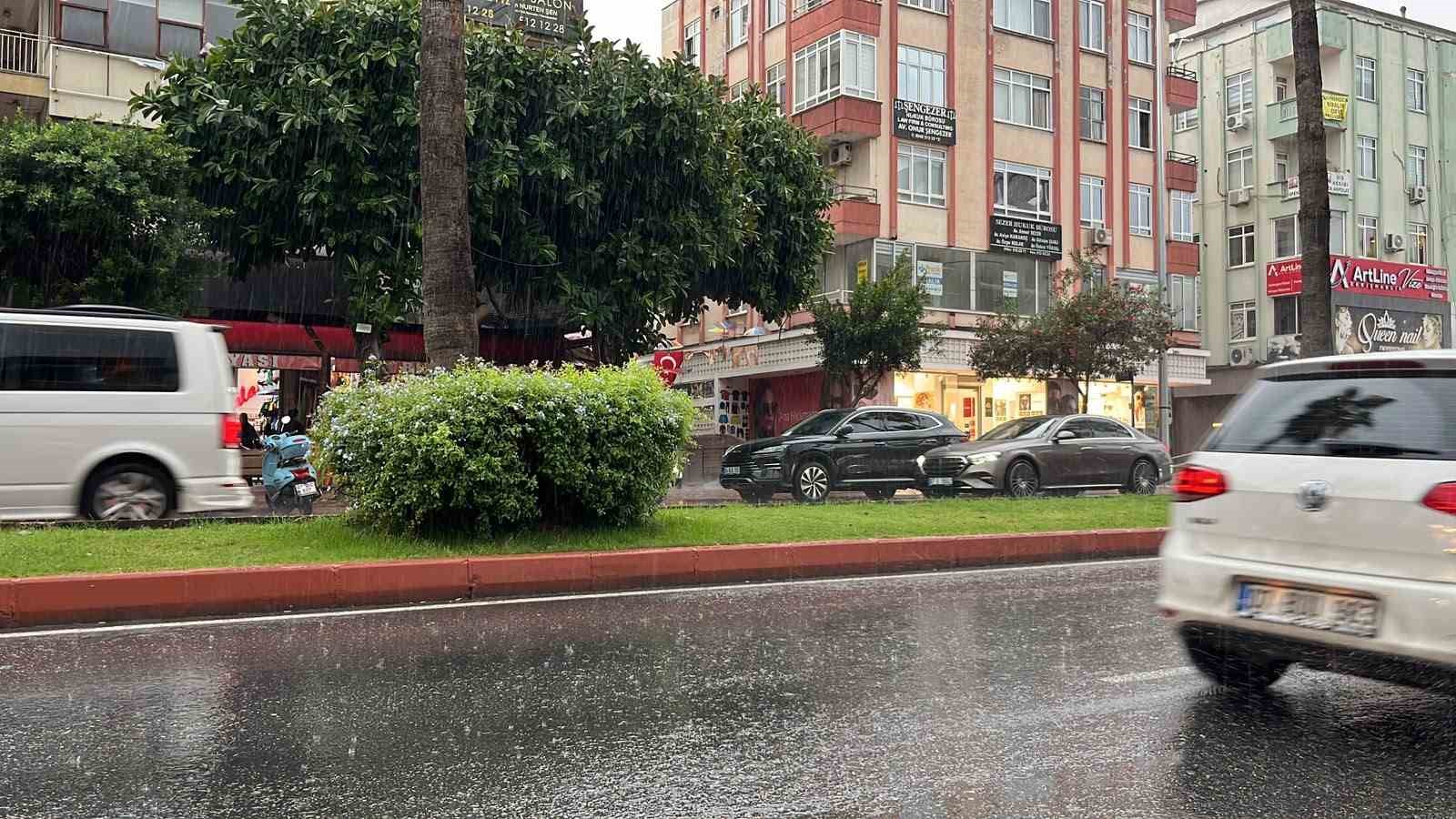 METEOROLOJİ 4. BÖLGE MÜDÜRLÜĞÜNÜN SAĞANAK YAĞIŞ UYARISINDA BULUNDUĞU ANTALYA’NIN ALANYA İLÇESİNDE, SABAH SAATLERİNDE YAĞIŞ ETKİLİ OLDU. YAĞMURA HAZIRLIKSIZ YAKALANAN VATANDAŞLAR ZOR ANLAR YAŞARKEN, UYARILARI DİKKATE ALAN BAZI VATANDAŞLAR İSE ŞEMSİYELERİYLE SOKAĞA ÇIKTI.