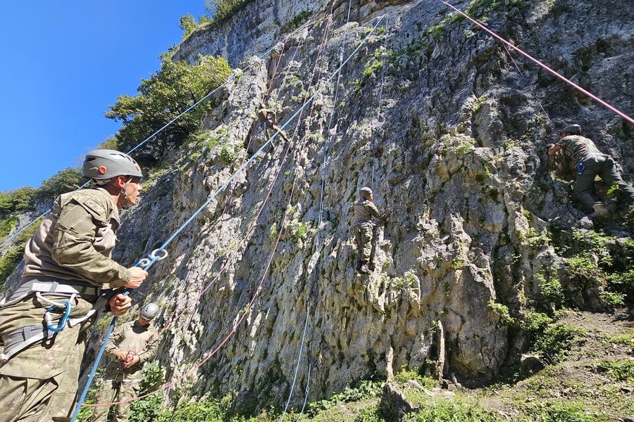GÜRCİSTAN SİLAHLI KUVVETLERİ ASKERÎ DAĞCILIK OKULUNDA İCRA EDİLEN YAZ TEMEL DAĞCILIK KURSU’NA, DAĞ KOMANDO OKULU VE EĞİTİM MERKEZİ KOMUTANLIĞINDAN 9 SUBAY VE 1 ASTSUBAY KATILDI.